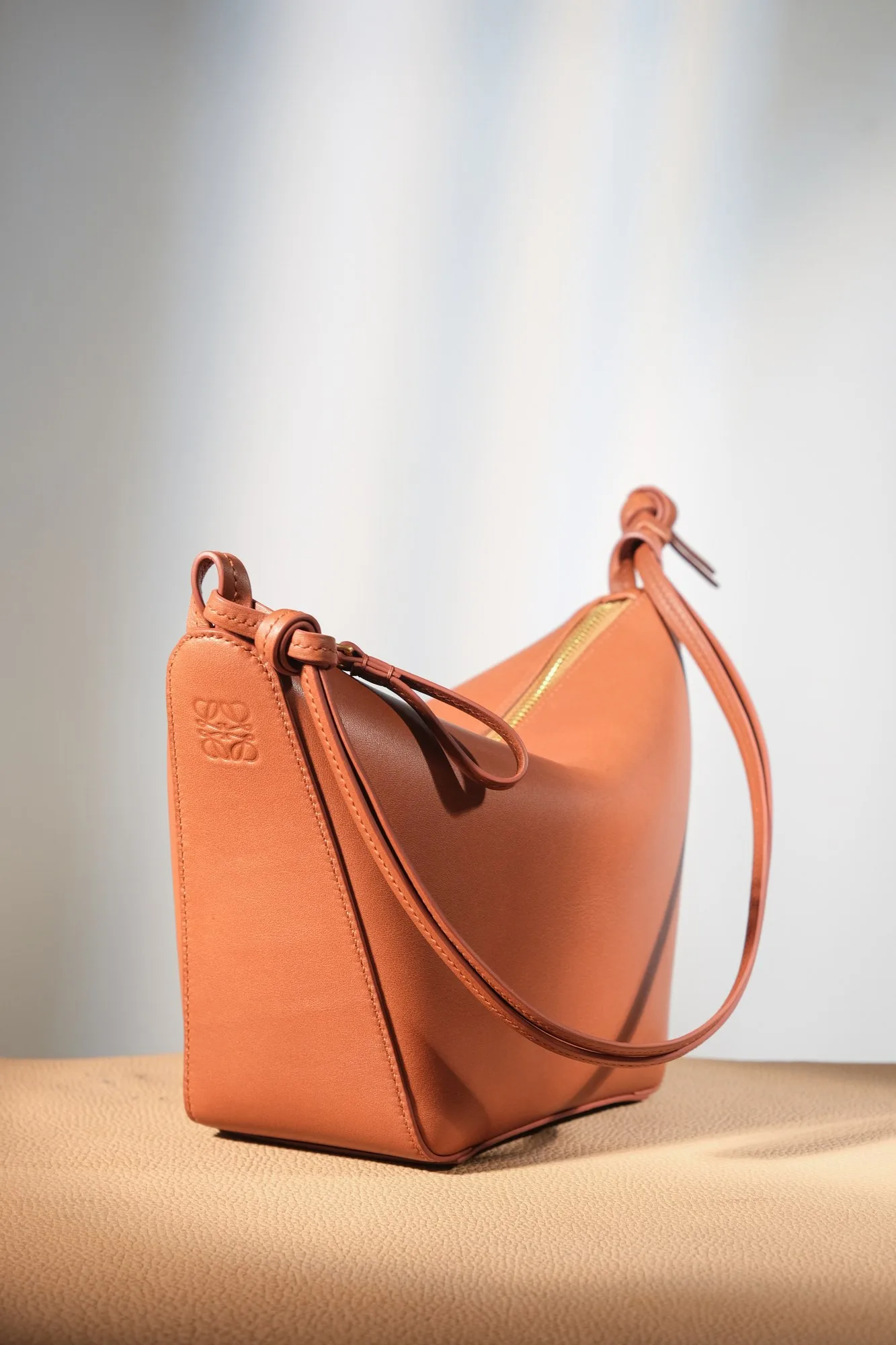 Ảnh Studio Túi hobo da bò màu nâu vàng quai thắt nút - Koi Leather