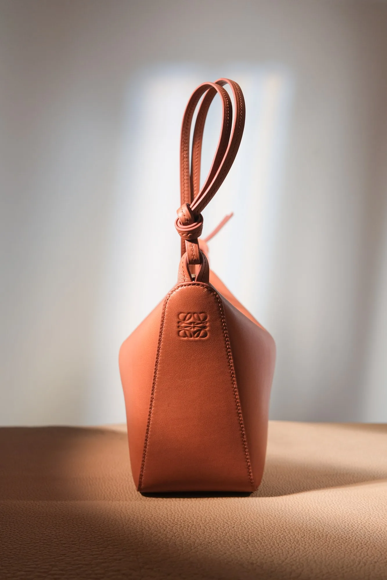 Ảnh Studio Túi hobo da bò màu nâu vàng quai thắt nút - Koi Leather