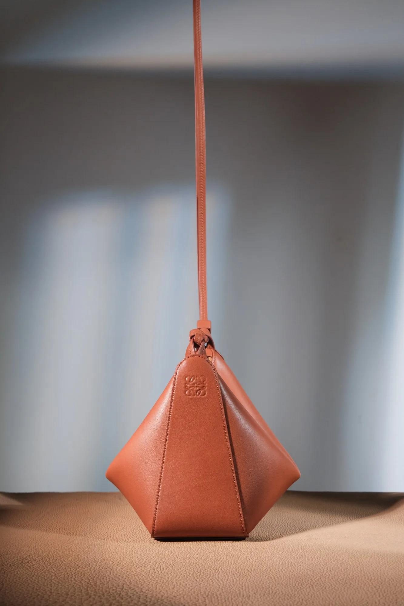 Ảnh Studio Túi hobo da bò màu nâu vàng quai thắt nút - Koi Leather