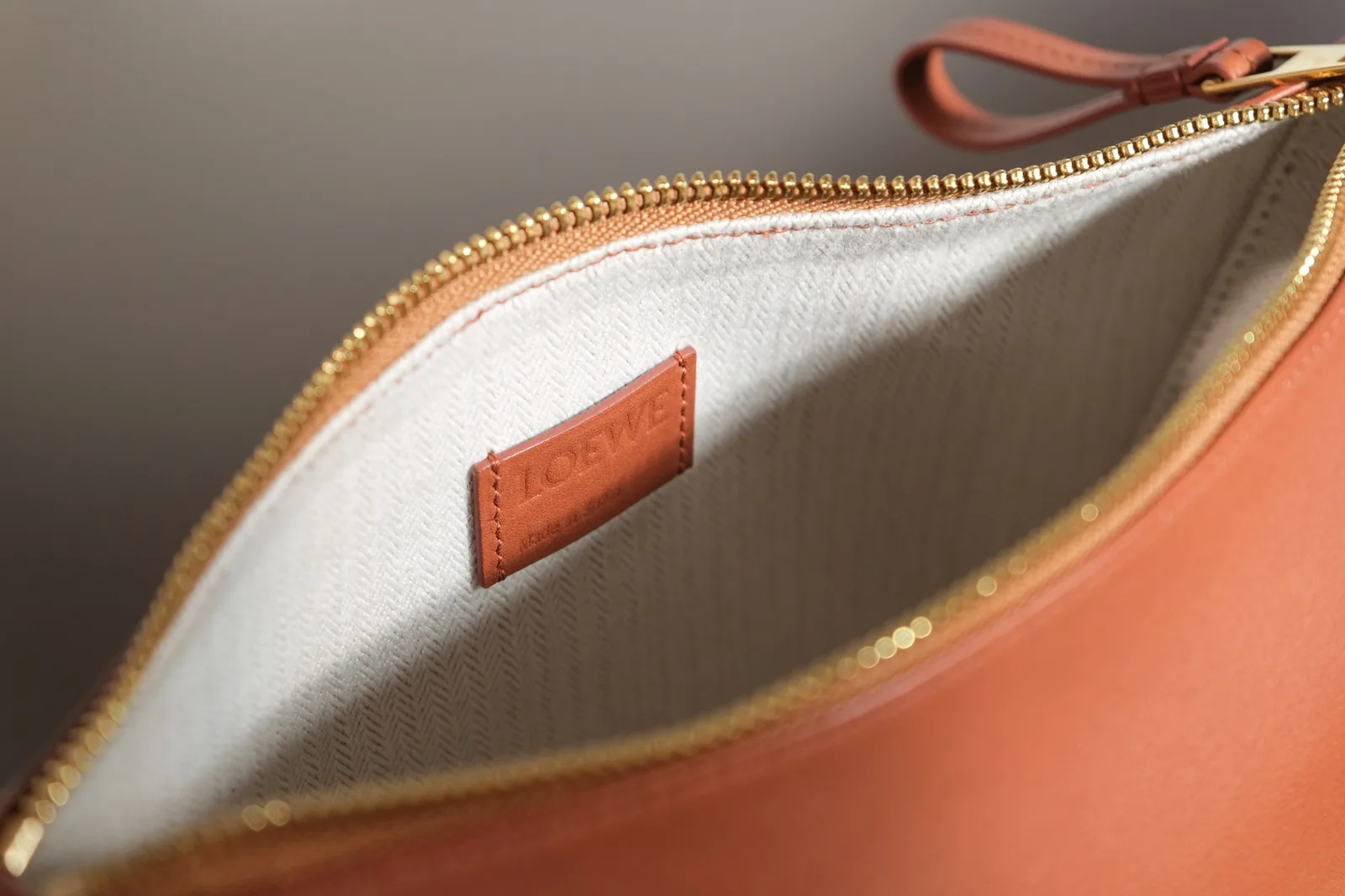 Ảnh Studio Túi hobo da bò màu nâu vàng quai thắt nút - Koi Leather