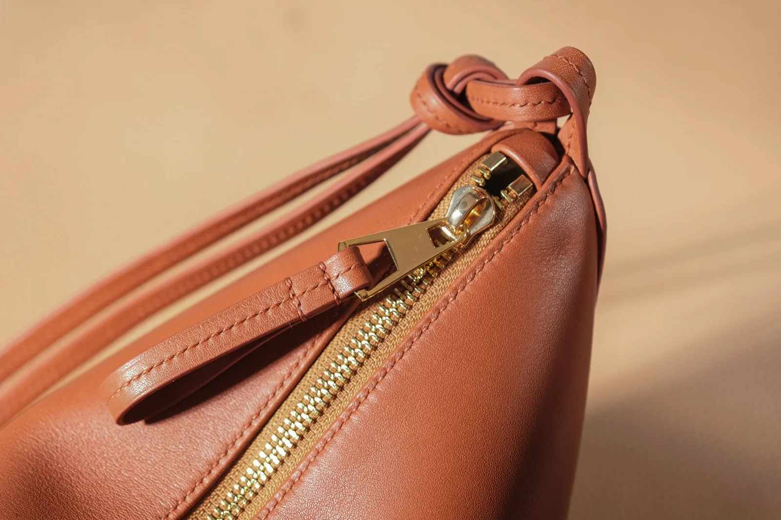 Ảnh Studio Túi hobo da bò màu nâu vàng quai thắt nút - Koi Leather