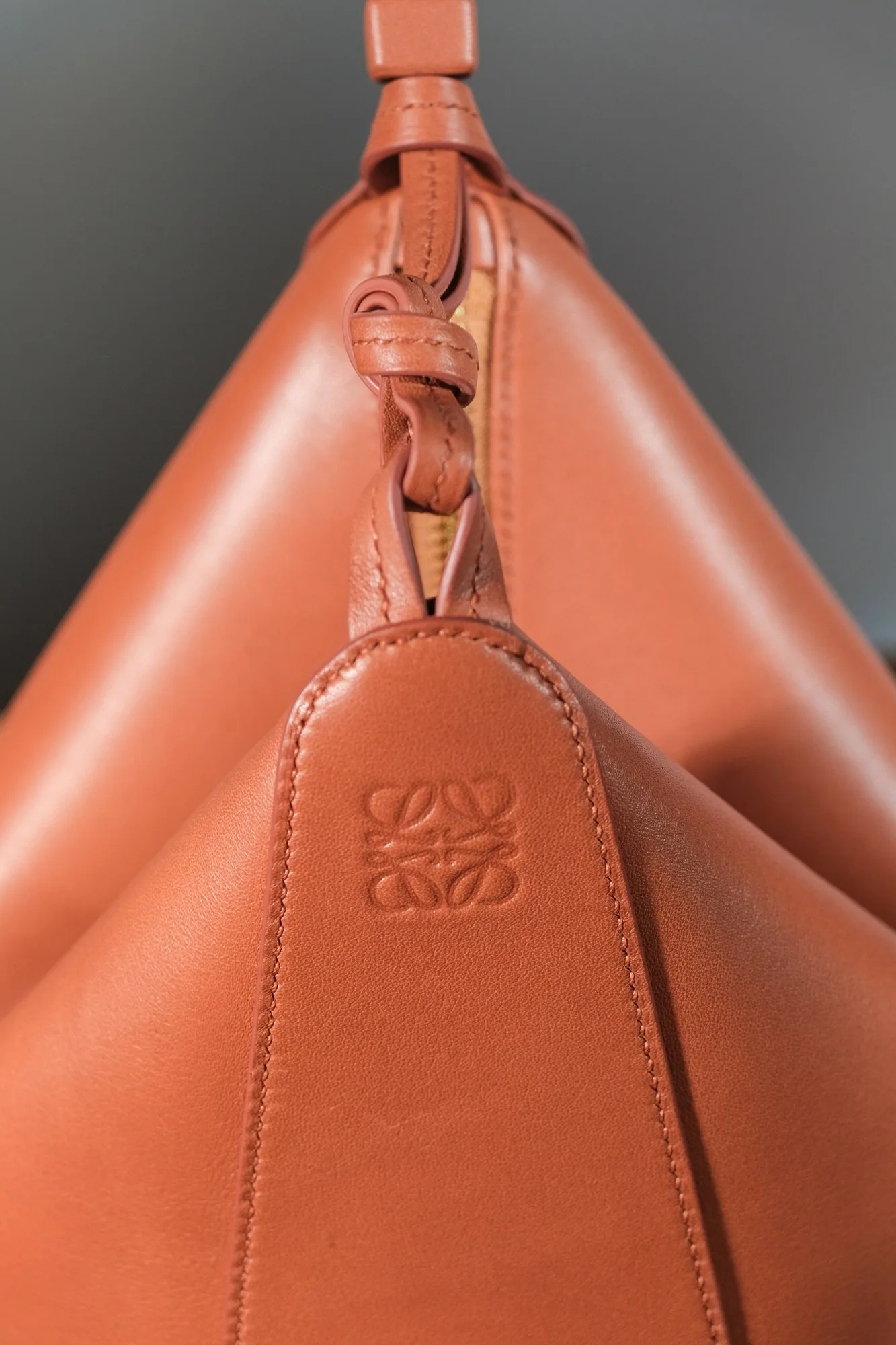 Ảnh Studio Túi hobo da bò màu nâu vàng quai thắt nút - Koi Leather
