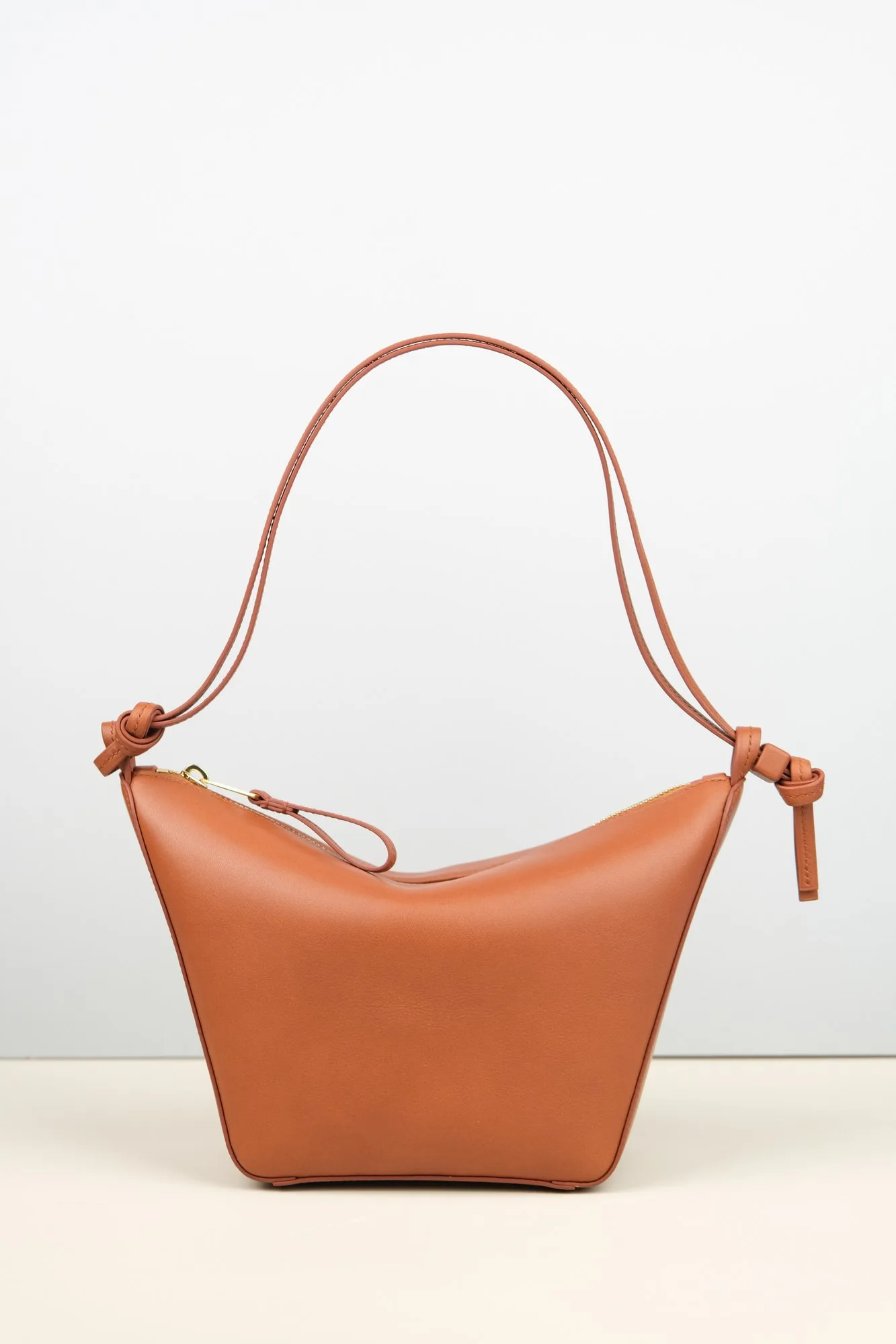 Ảnh Studio Túi hobo da bò màu nâu vàng quai thắt nút - Koi Leather