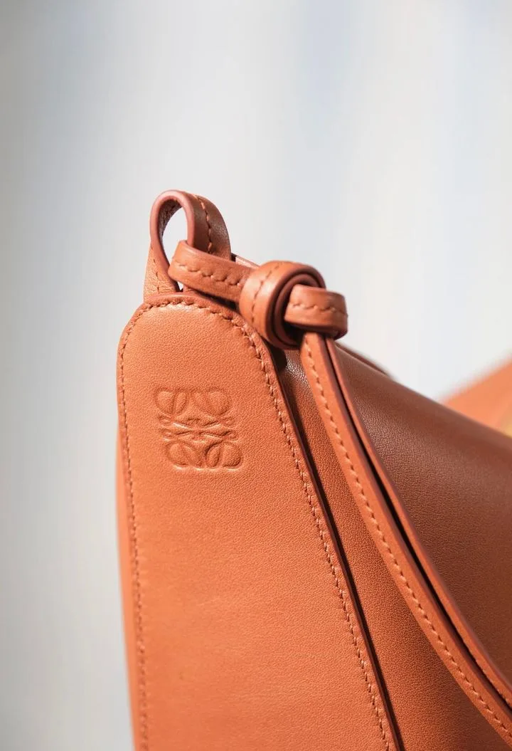 Ảnh Studio Túi hobo da bò màu nâu vàng quai thắt nút - Da bê Swift - Size 28x17x9.5cm - Koi Leather