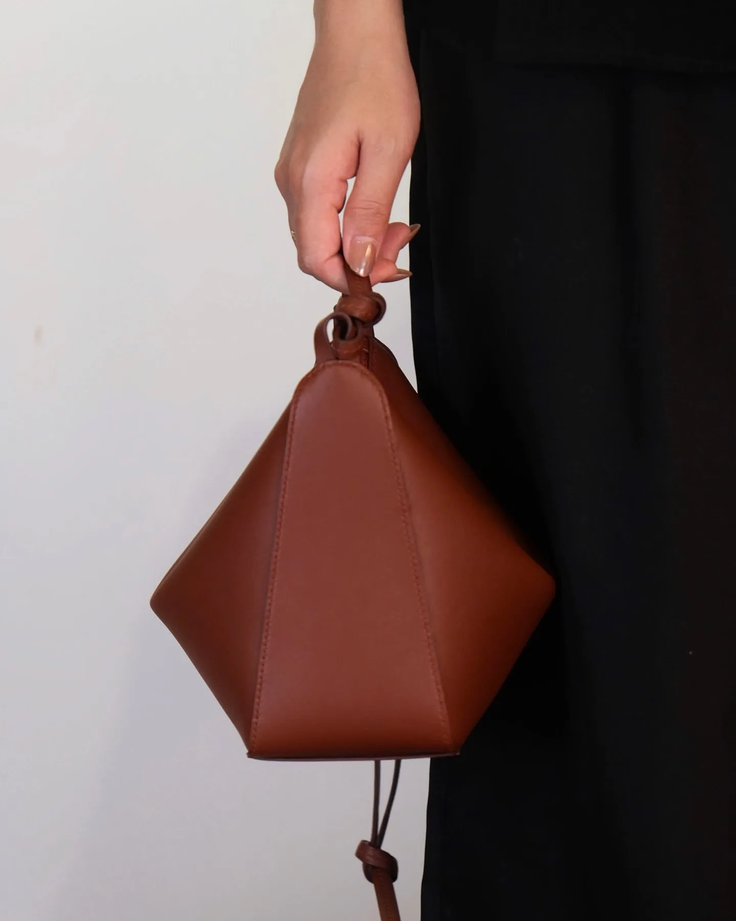 Ảnh Studio Túi hobo da bò màu nâu vàng quai thắt nút - Da bê Swift - Size 28x17x9.5cm - Koi Leather