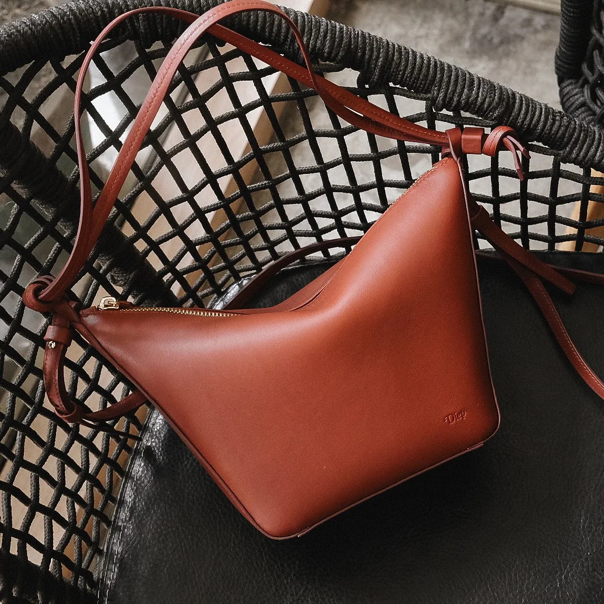 Ảnh Studio Túi hobo da bò màu nâu vàng quai thắt nút - Da bê Swift - Size 28x17x9.5cm - Koi Leather