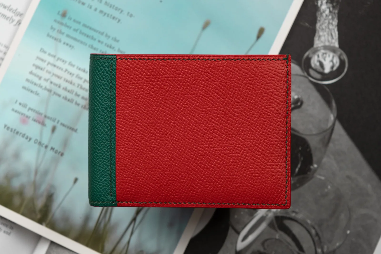 Ảnh Lifestyle Ví da Epsom dáng gập đỏ phối xanh lá - Koi Leather