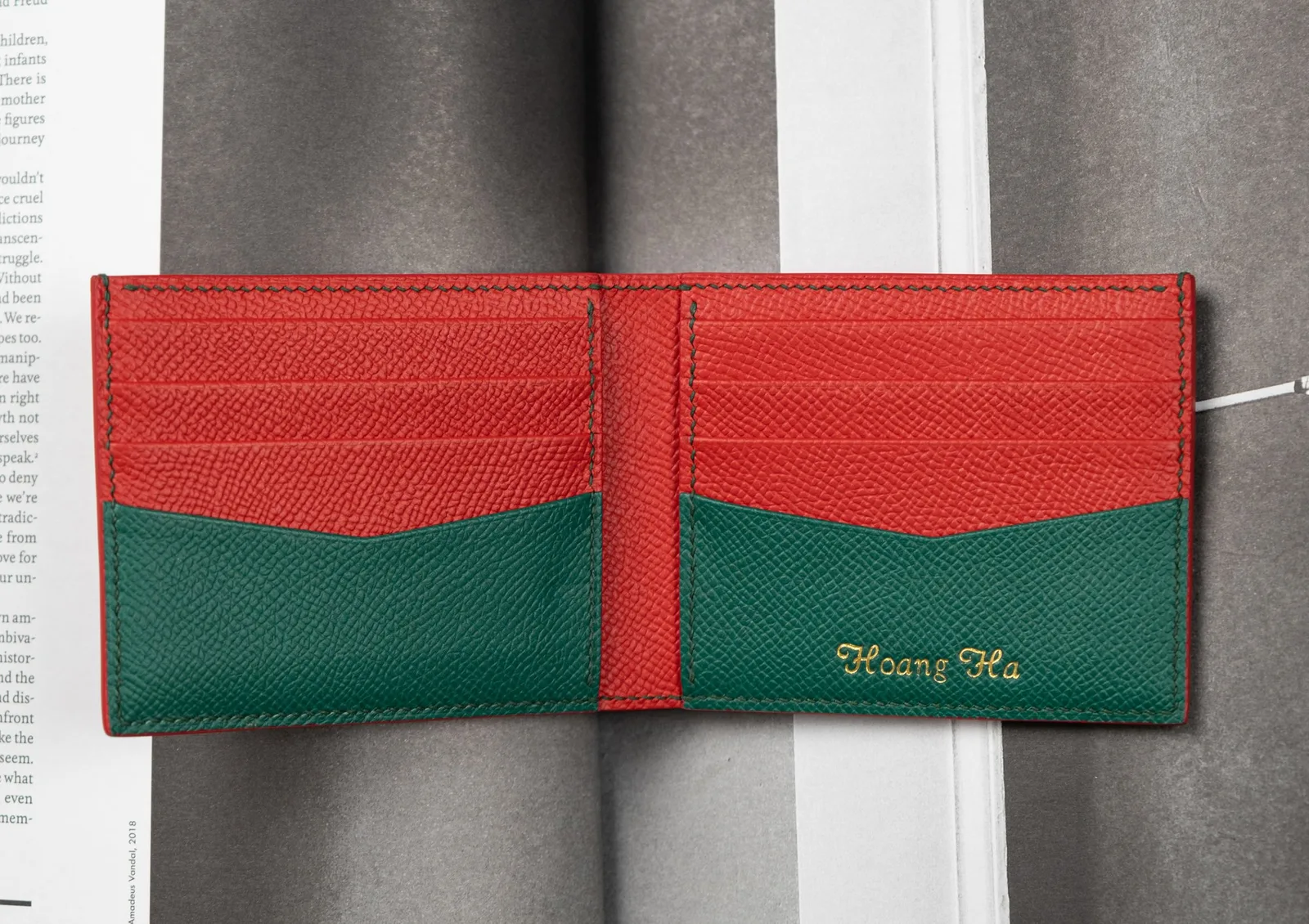 Ảnh Lifestyle Ví da Epsom dáng gập đỏ phối xanh lá - Koi Leather