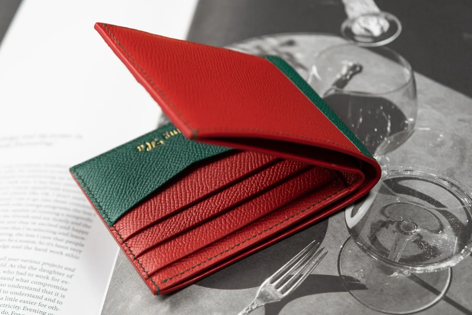 Ảnh Lifestyle Ví da Epsom dáng gập đỏ phối xanh lá - Koi Leather