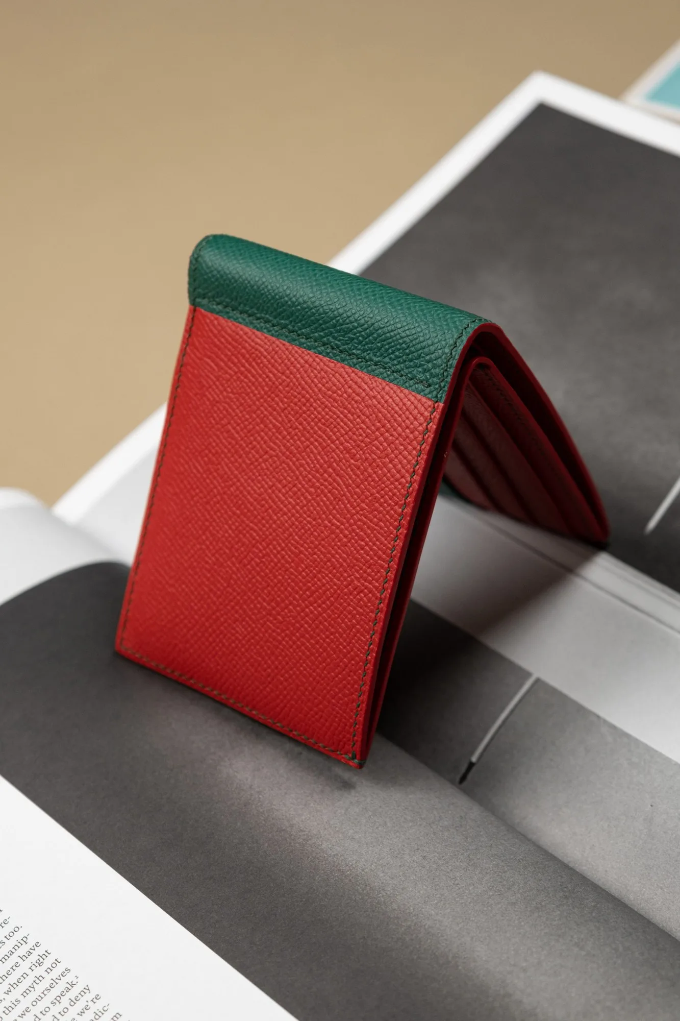 Ảnh Lifestyle Ví da Epsom dáng gập đỏ phối xanh lá - Koi Leather