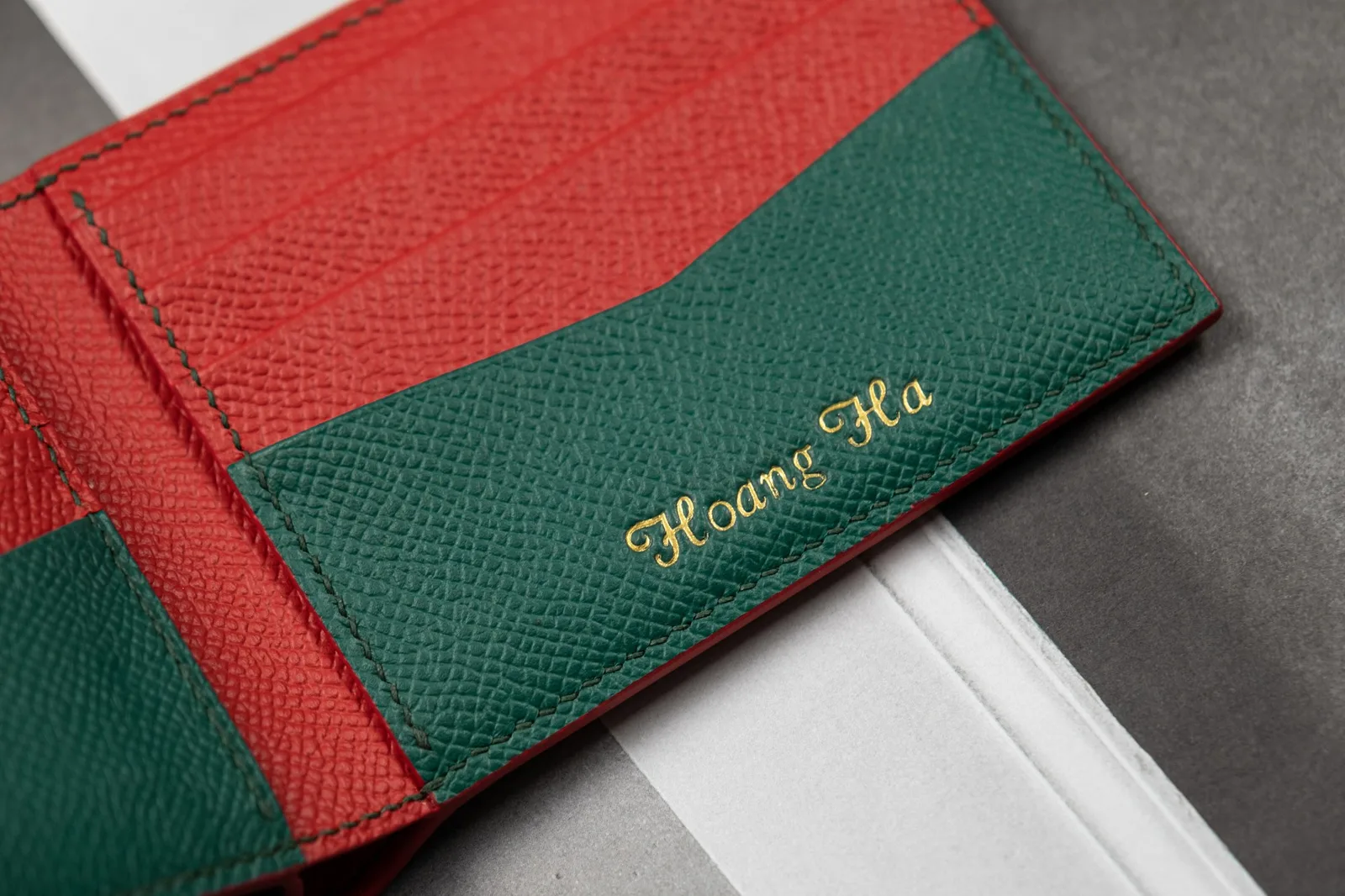Ảnh Ví da Epsom dáng gập đỏ phối xanh lá - Koi Leather