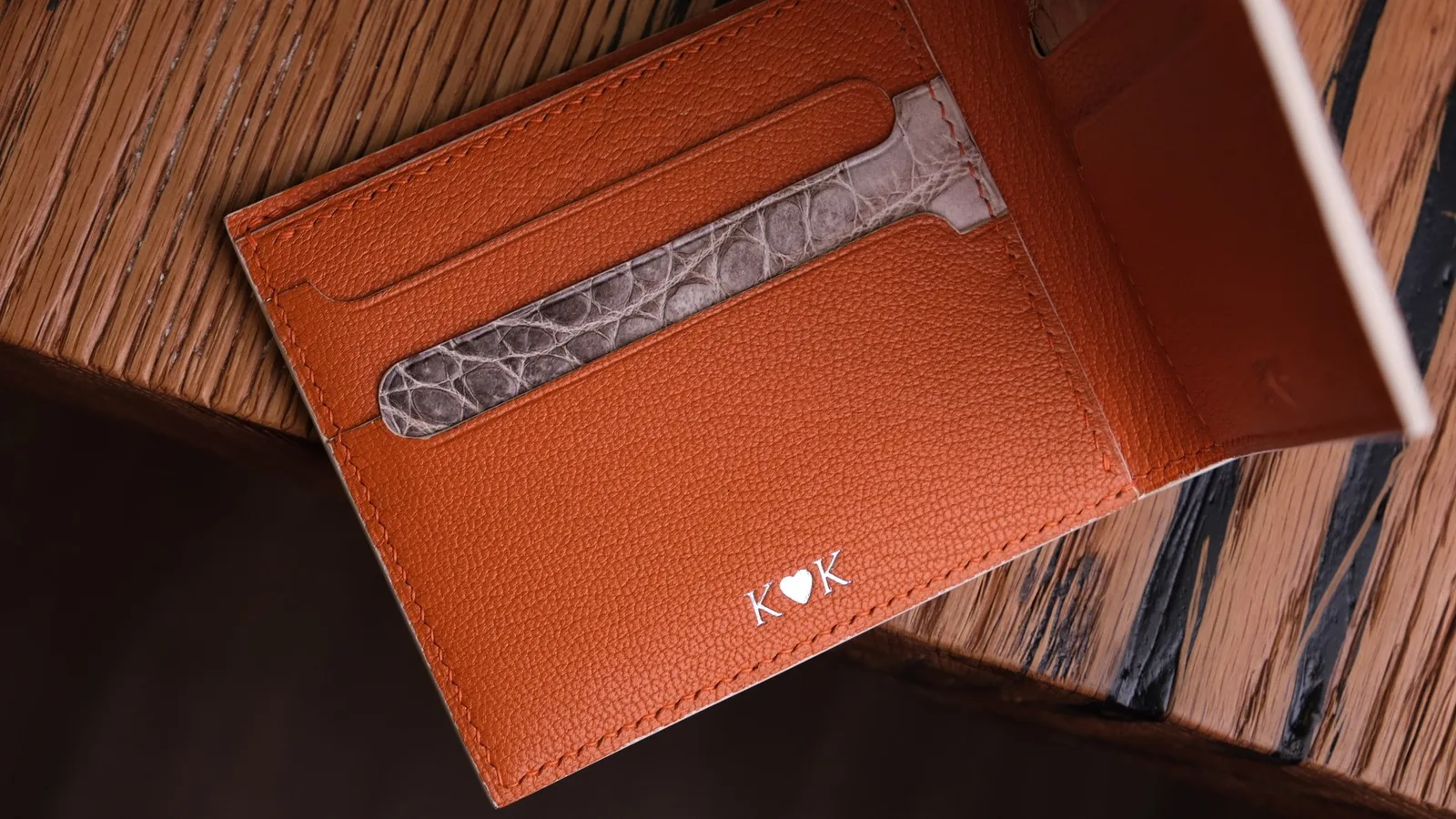 Ảnh Studio Ví gập đôi da cá sấu Himalaya phối da dê màu cam - Koi Leather