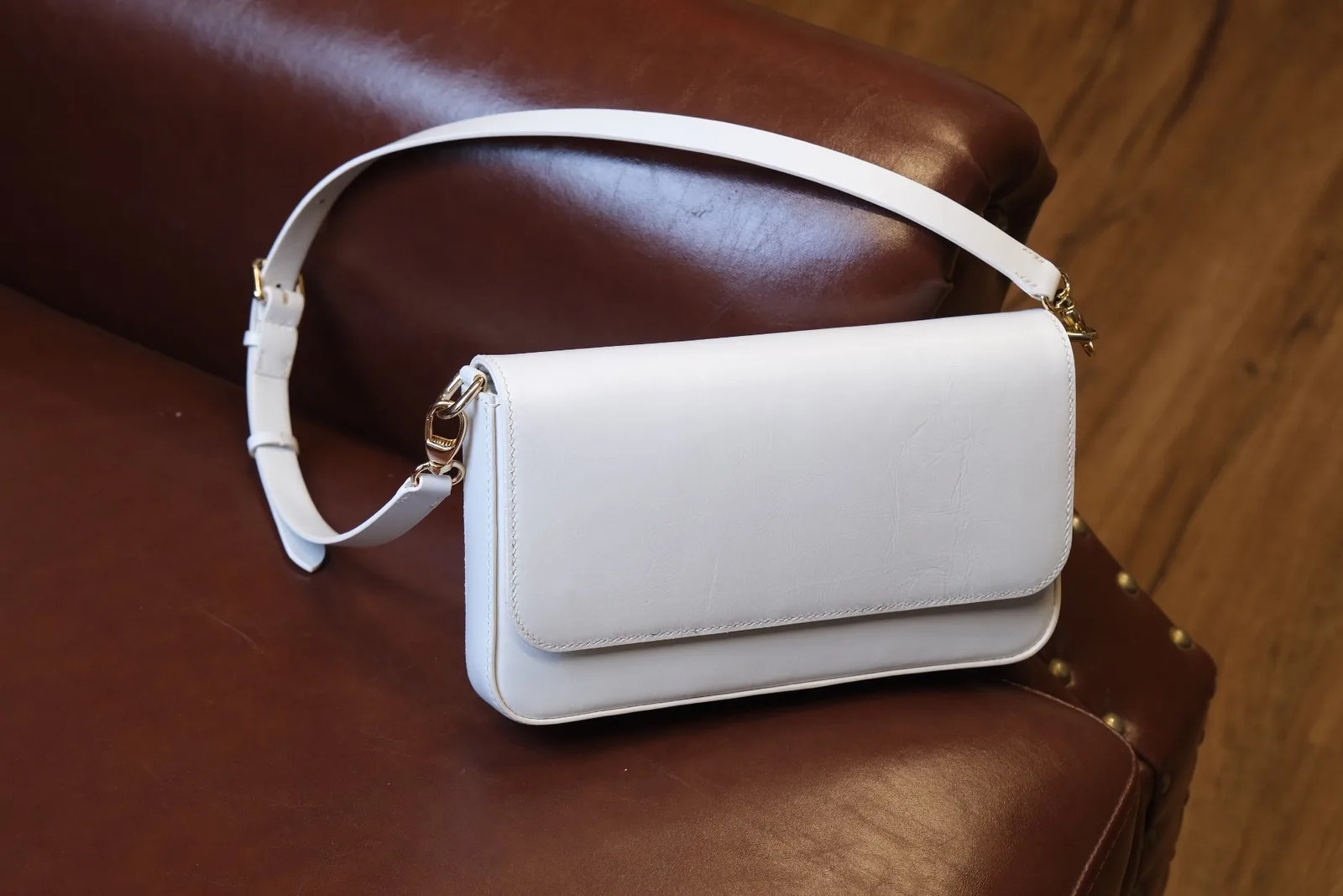 Ảnh Studio Túi đeo vai da bò màu trắng dáng nắp gập kèm quai - Koi Leather