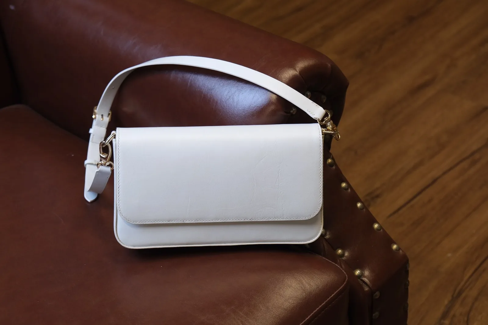 Ảnh Studio Túi đeo vai da bò màu trắng dáng nắp gập kèm quai - Koi Leather