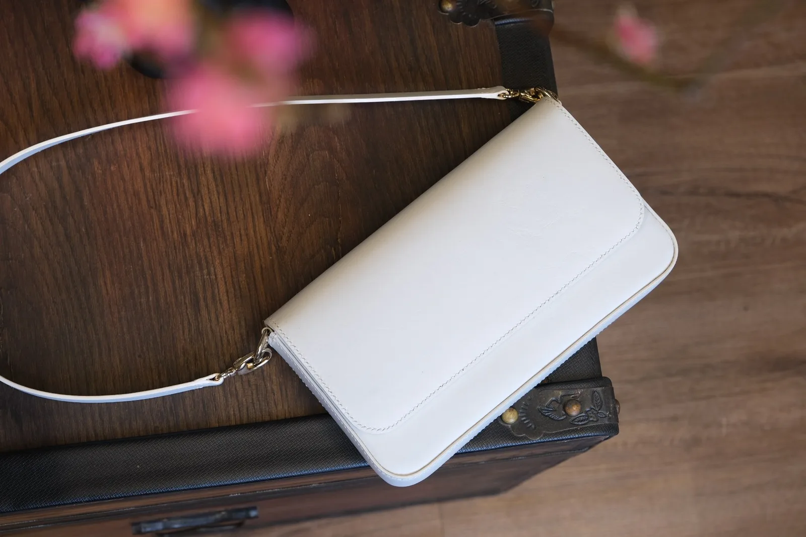 Ảnh Lifestyle Túi đeo vai da bò màu trắng dáng nắp gập kèm quai - Koi Leather