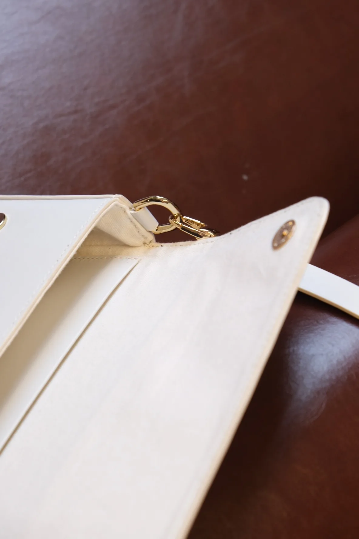 Ảnh Studio Túi đeo vai da bò màu trắng dáng nắp gập kèm quai - Koi Leather