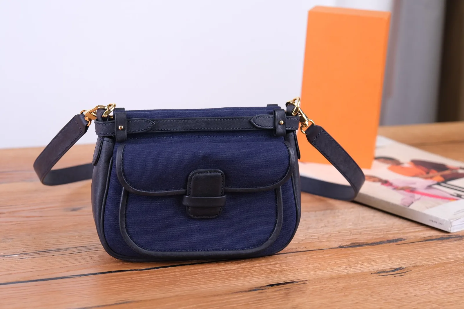 Ảnh Lifestyle Túi hobo đeo chéo màu xanh navy nắp cài da - Koi Leather