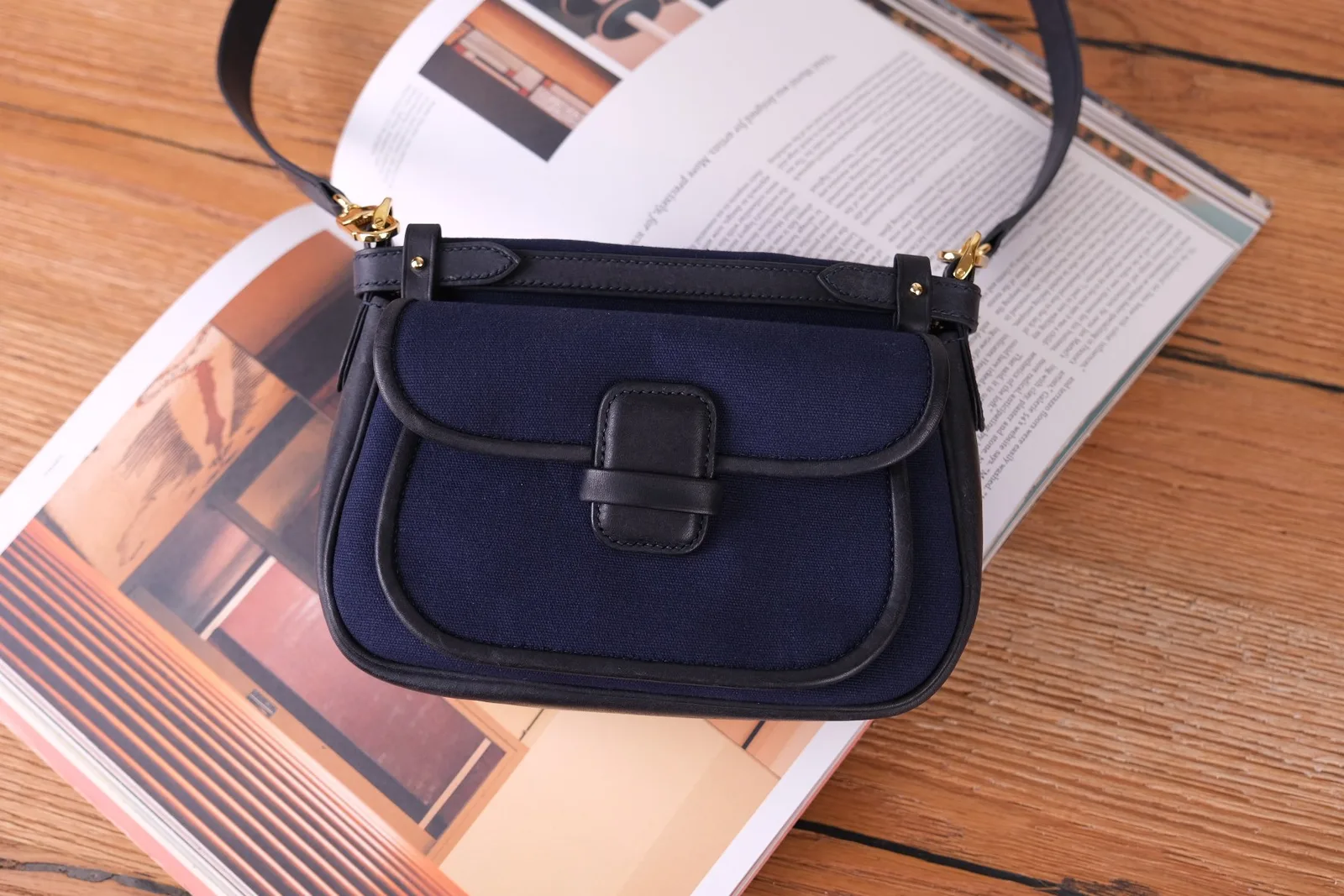 Ảnh Lifestyle Túi hobo đeo chéo màu xanh navy nắp cài da - Koi Leather
