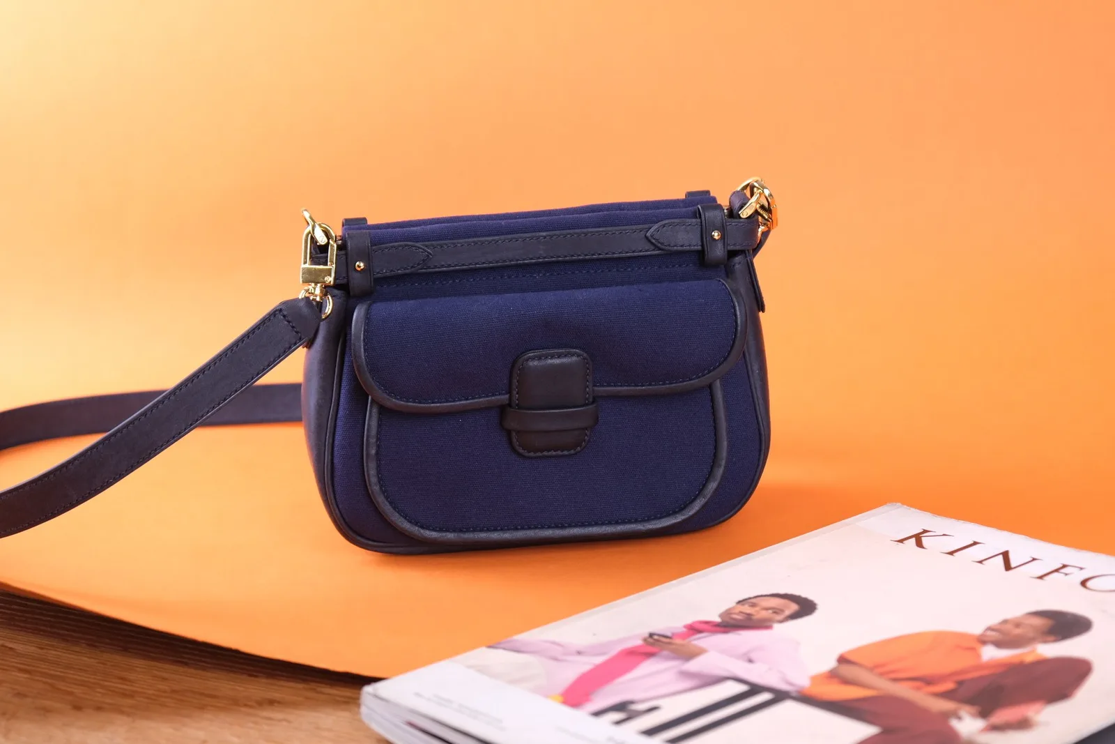 Ảnh Lifestyle Túi hobo đeo chéo màu xanh navy nắp cài da - Koi Leather