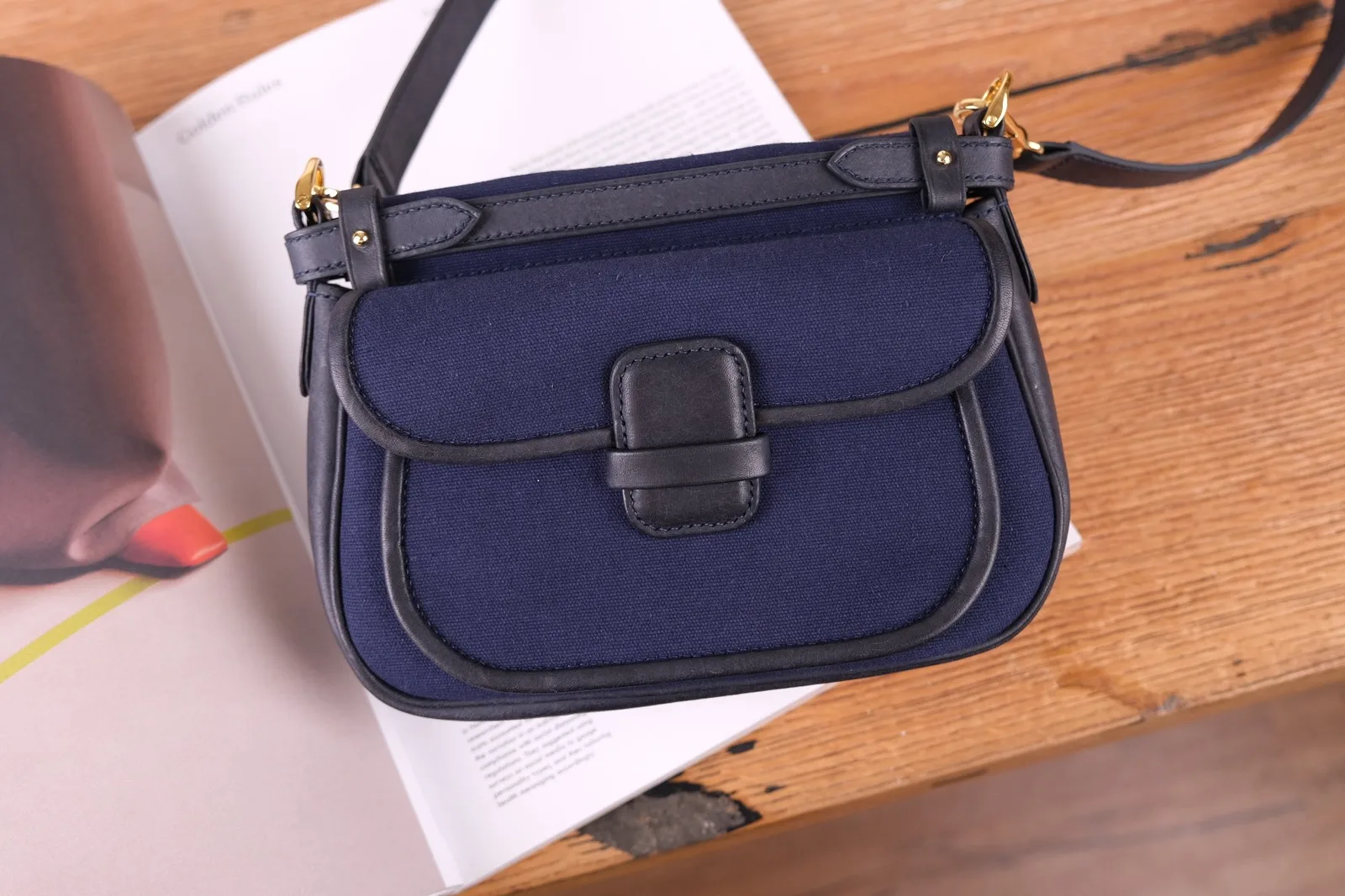 Ảnh Lifestyle Túi hobo đeo chéo màu xanh navy nắp cài da - Koi Leather