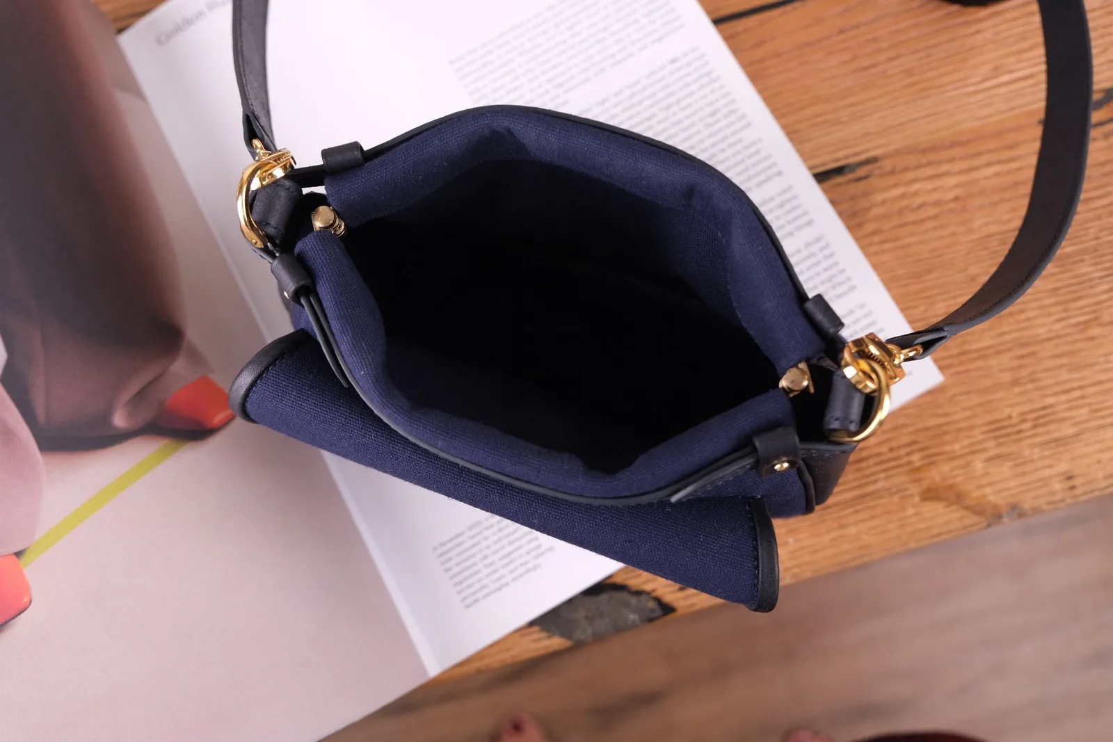 Ảnh Lifestyle Túi hobo đeo chéo màu xanh navy nắp cài da - Koi Leather