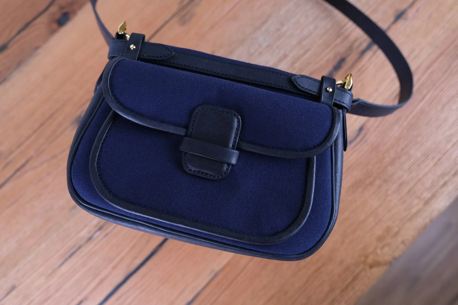 Ảnh Lifestyle Túi hobo đeo chéo màu xanh navy nắp cài da - Koi Leather