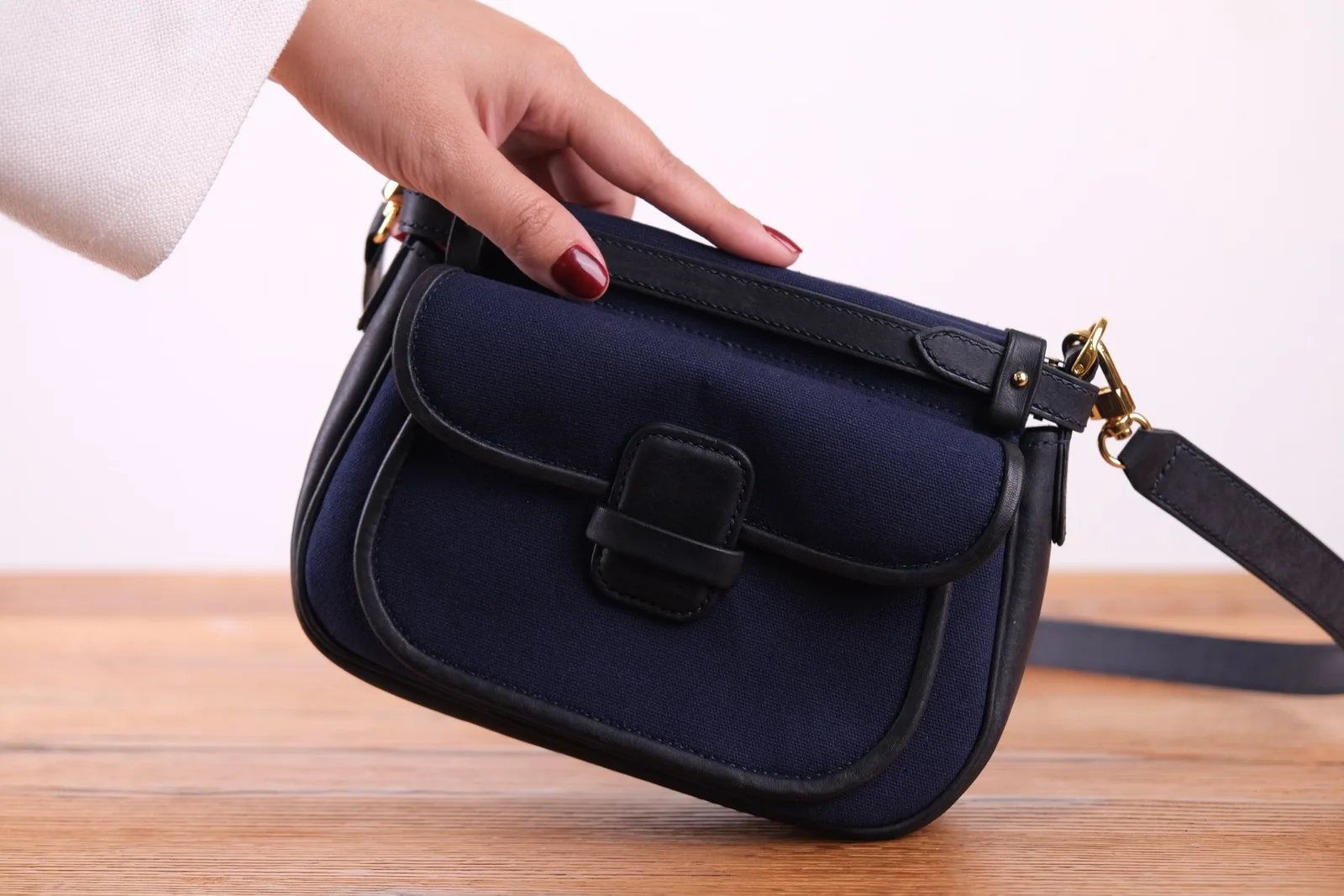 Ảnh Lifestyle Túi hobo đeo chéo màu xanh navy nắp cài da - Koi Leather