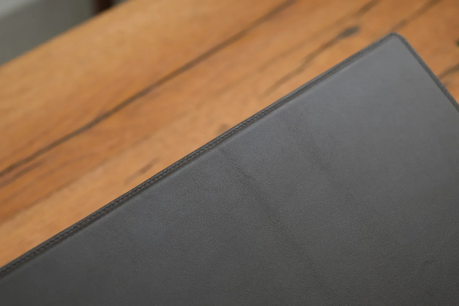 Ảnh Studio Tấm lót bàn nâu choco - Koi Leather