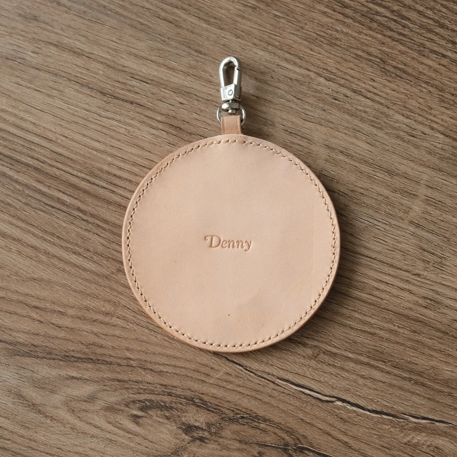 Ảnh Studio Charm Chạm khắc chó con - Koi Leather