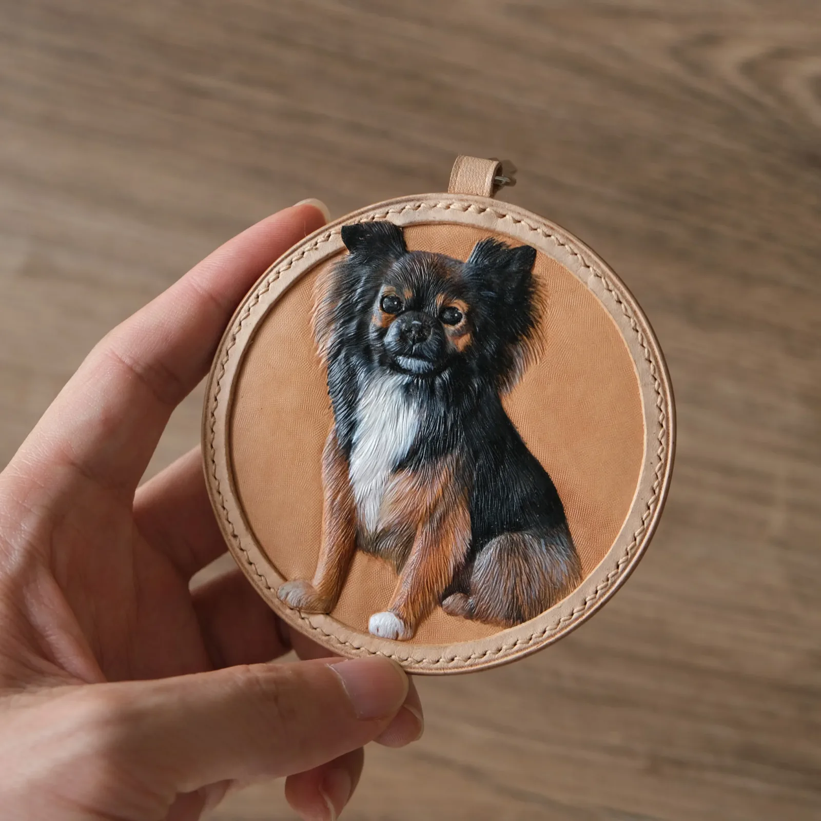 Ảnh Studio Charm Chạm khắc chó con - Koi Leather