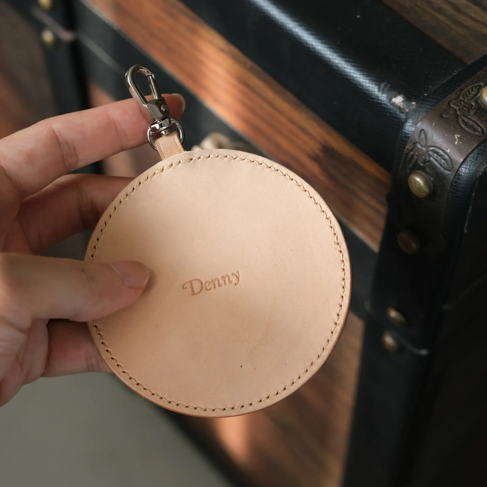 Ảnh Studio Charm Chạm khắc chó con - Koi Leather