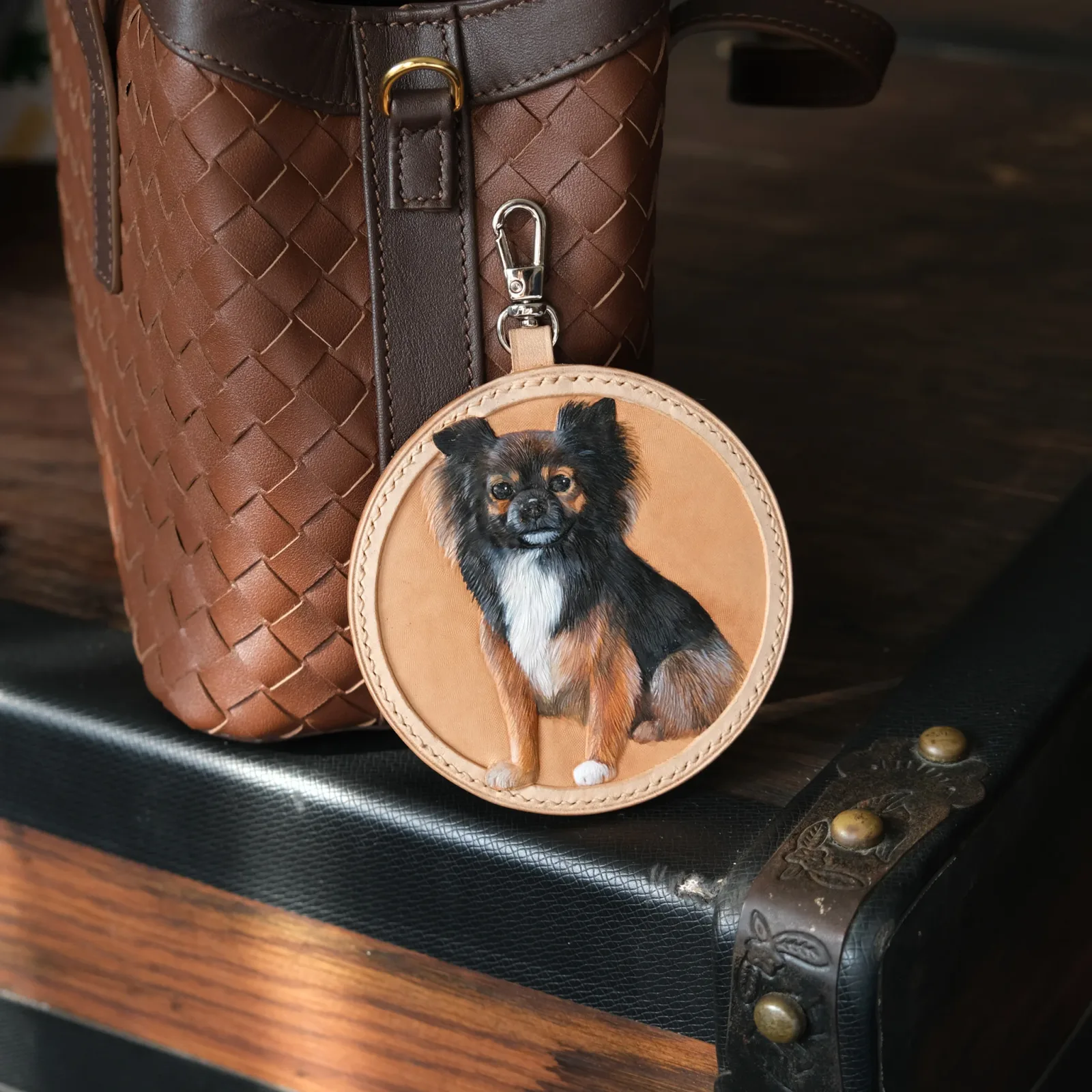 Ảnh Studio Charm Chạm khắc chó con - Koi Leather