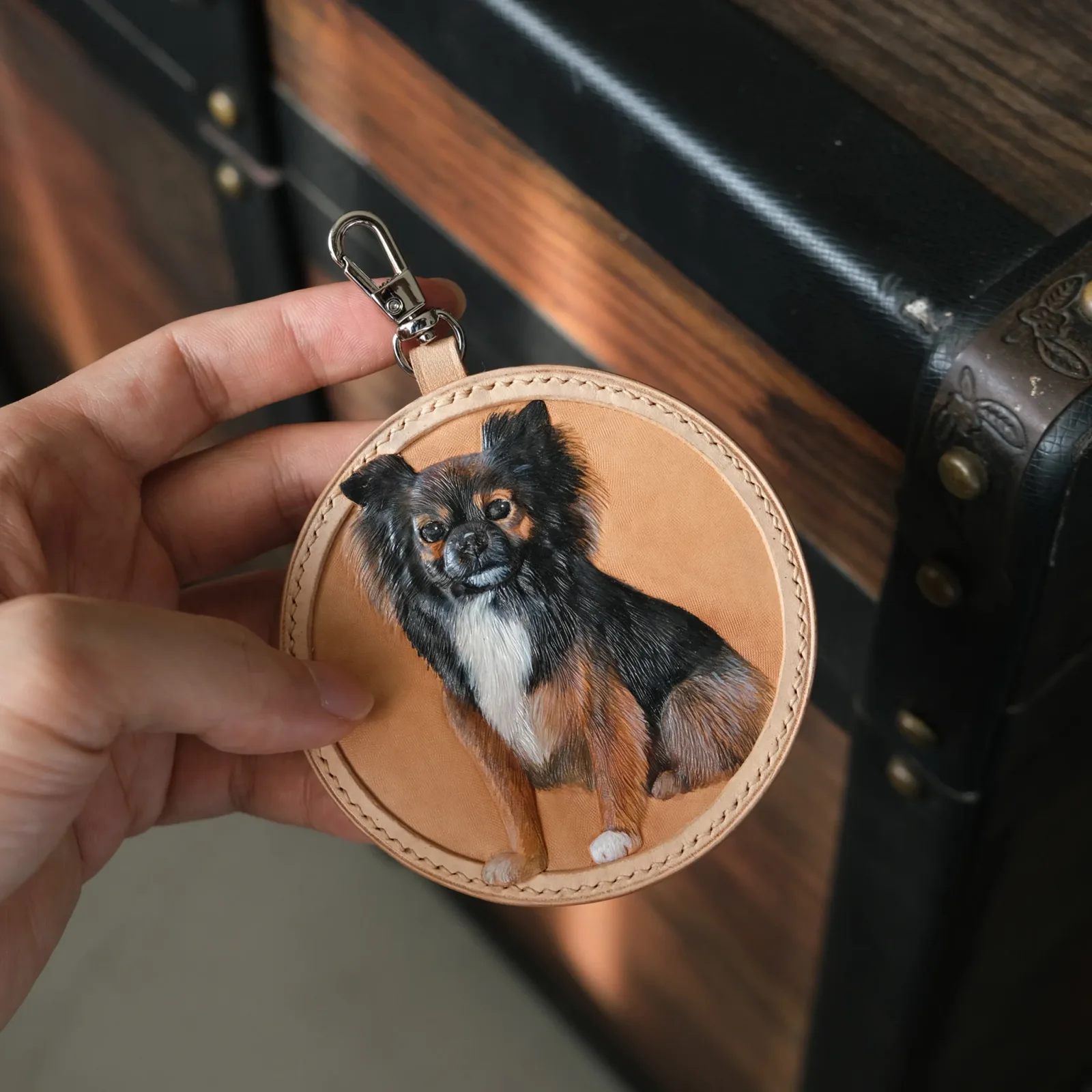 Ảnh Studio Charm Chạm khắc chó con - Koi Leather
