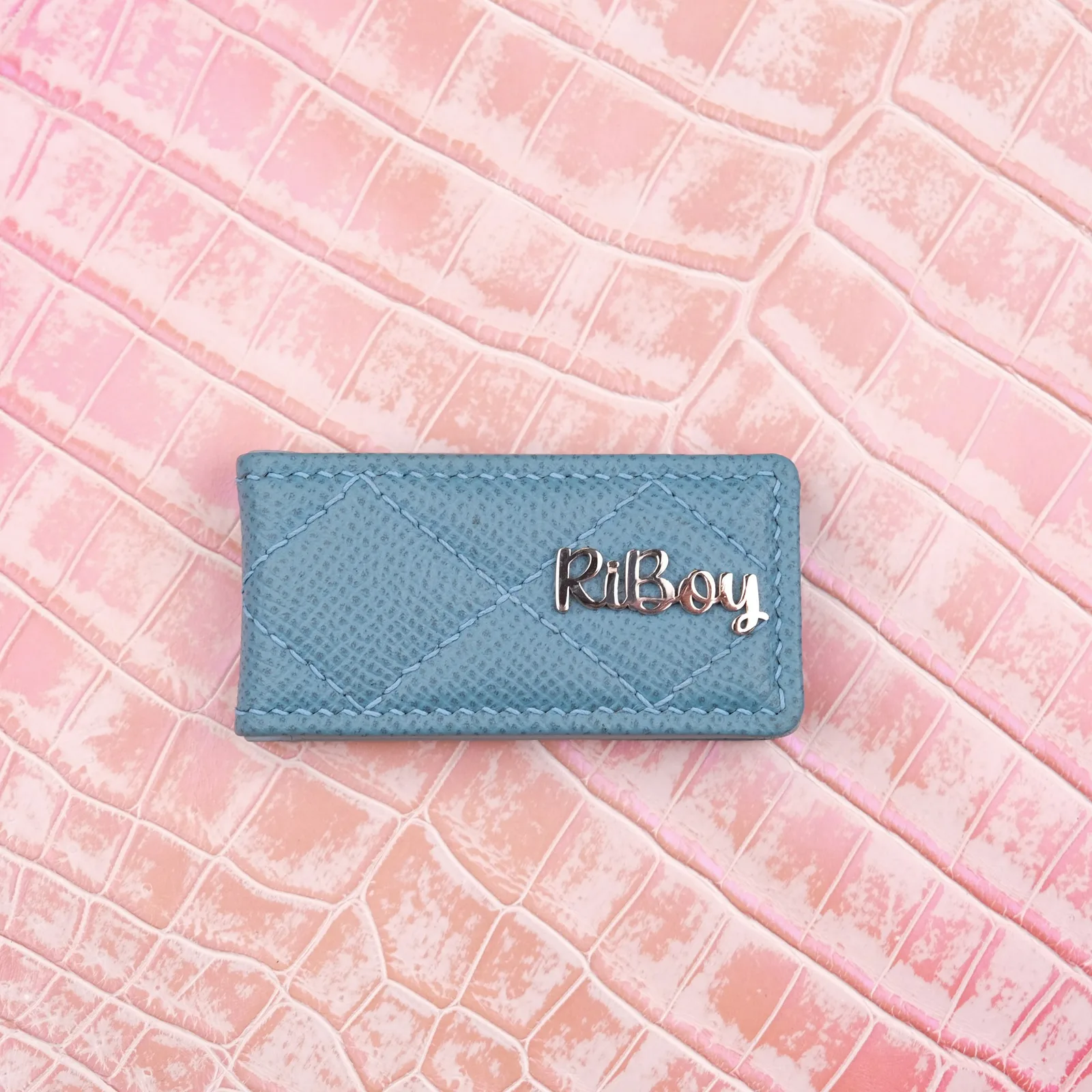 Ảnh Studio Kẹp tiền nam châm da Epsom chần trám màu xanh dương - Koi Leather
