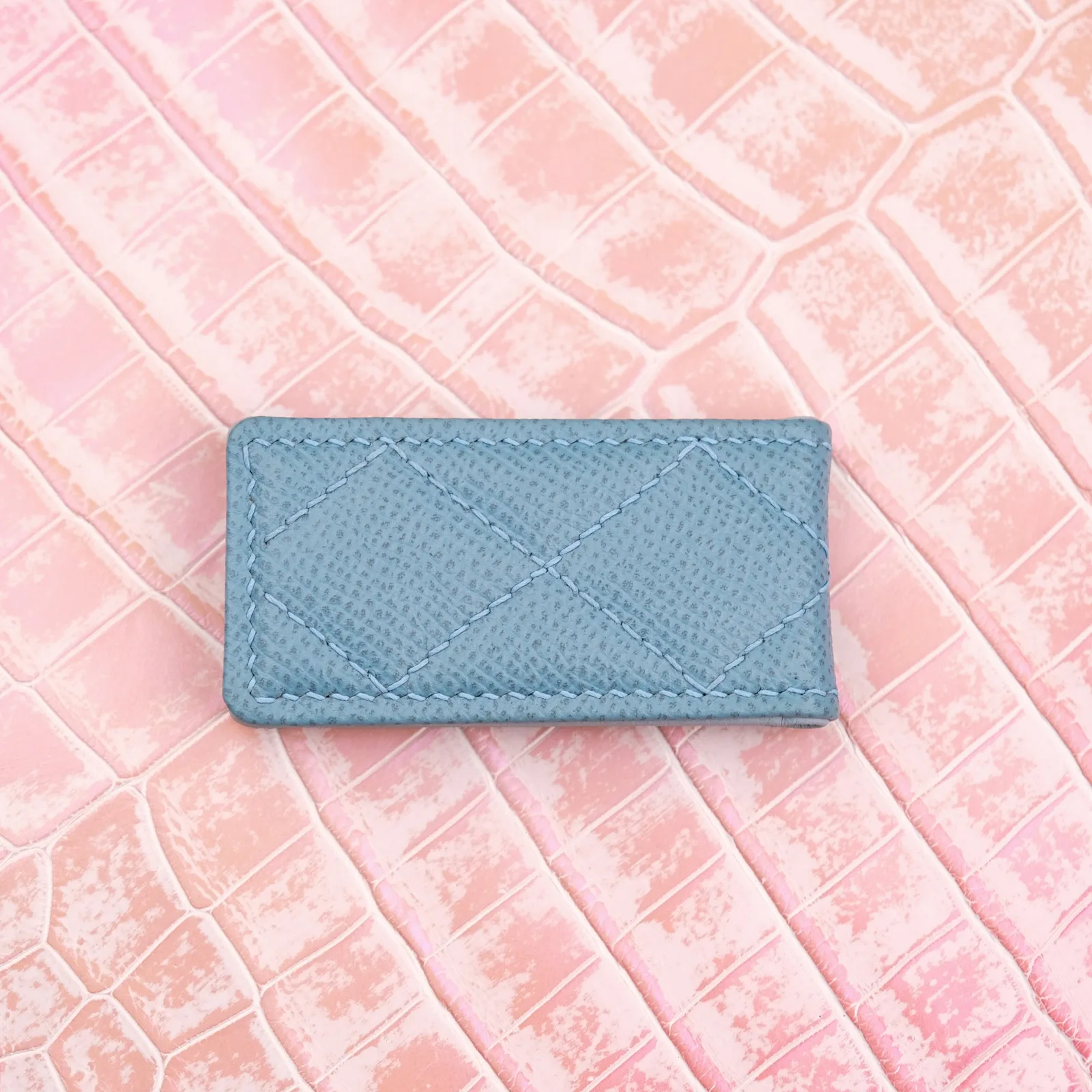 Ảnh Studio Kẹp tiền nam châm da Epsom chần trám màu xanh dương - Koi Leather