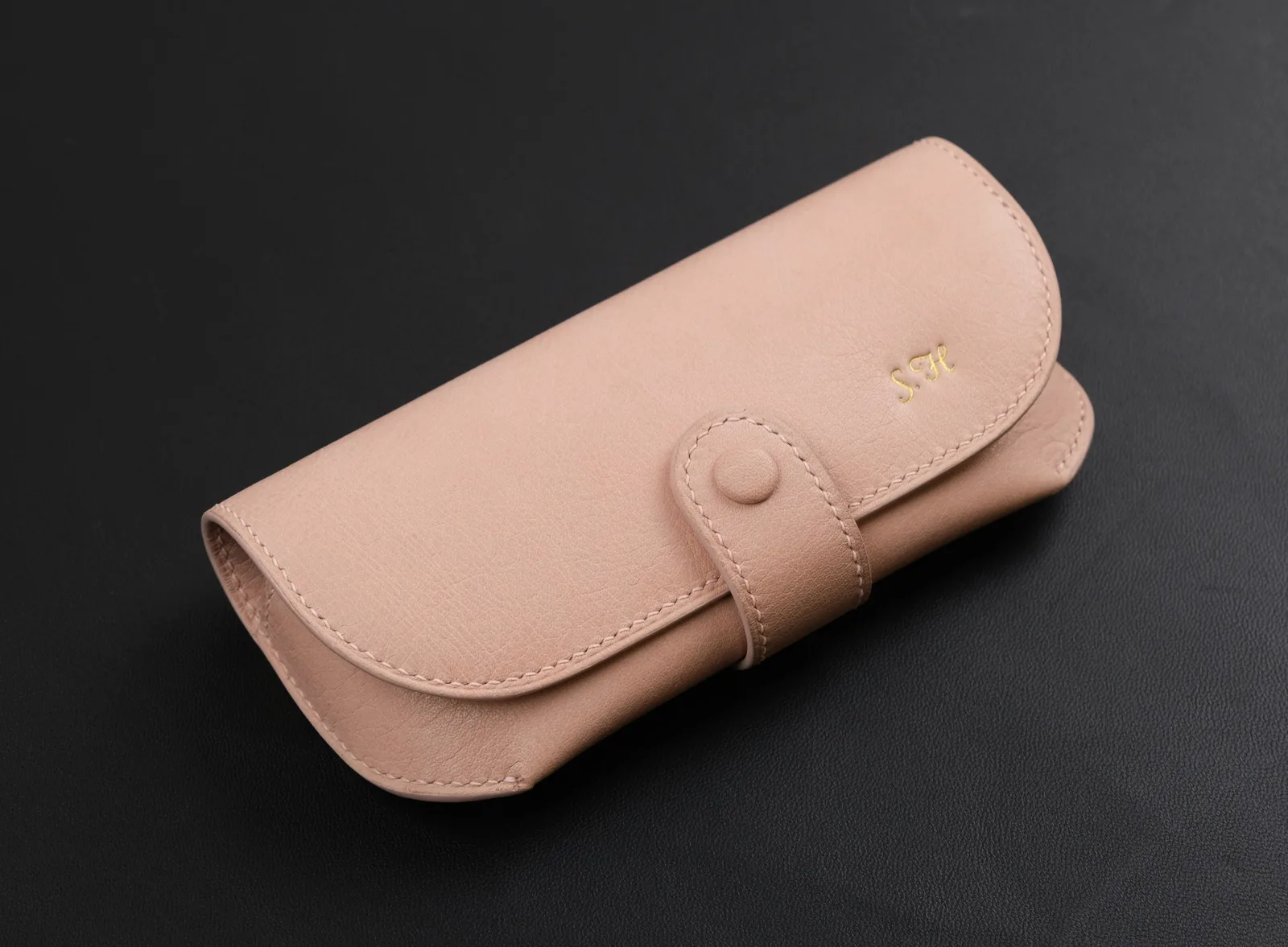Ảnh Studio Bao da đựng mắt kính da bò màu hồng và kem - Koi Leather