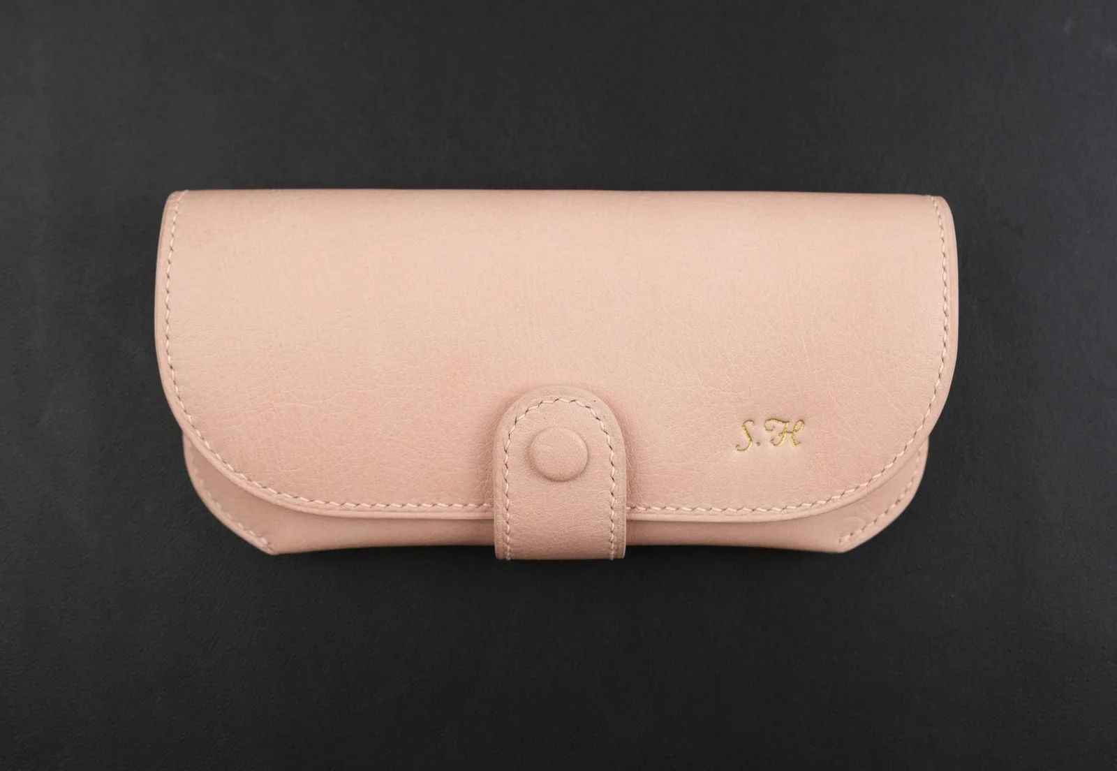 Ảnh Studio Bao da đựng mắt kính da bò màu hồng và kem - Koi Leather