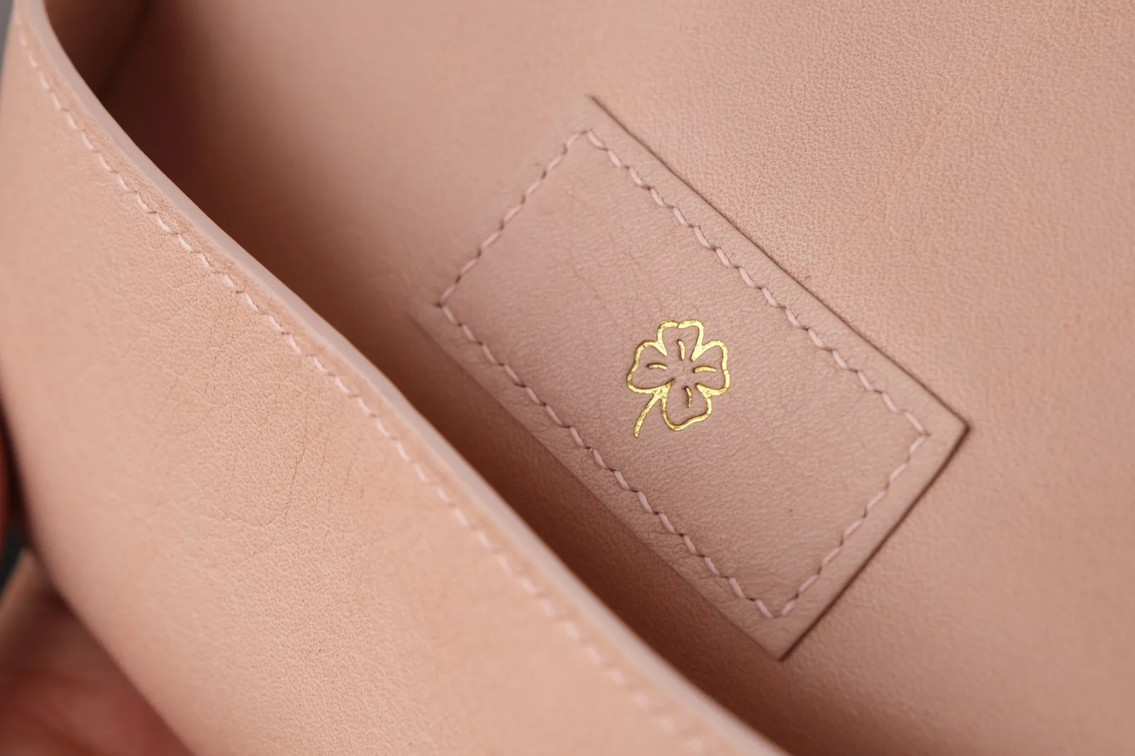 Ảnh Studio Bao da đựng mắt kính da bò màu hồng và kem - Koi Leather