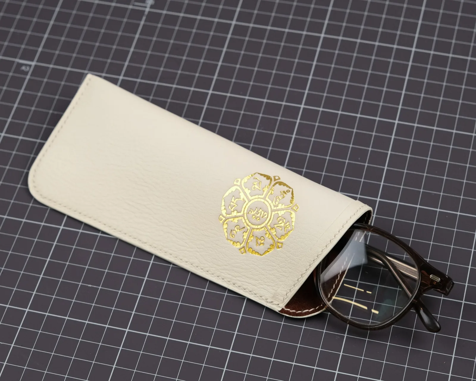 Ảnh Studio Bao da đựng mắt kính da bò màu hồng và kem - Koi Leather