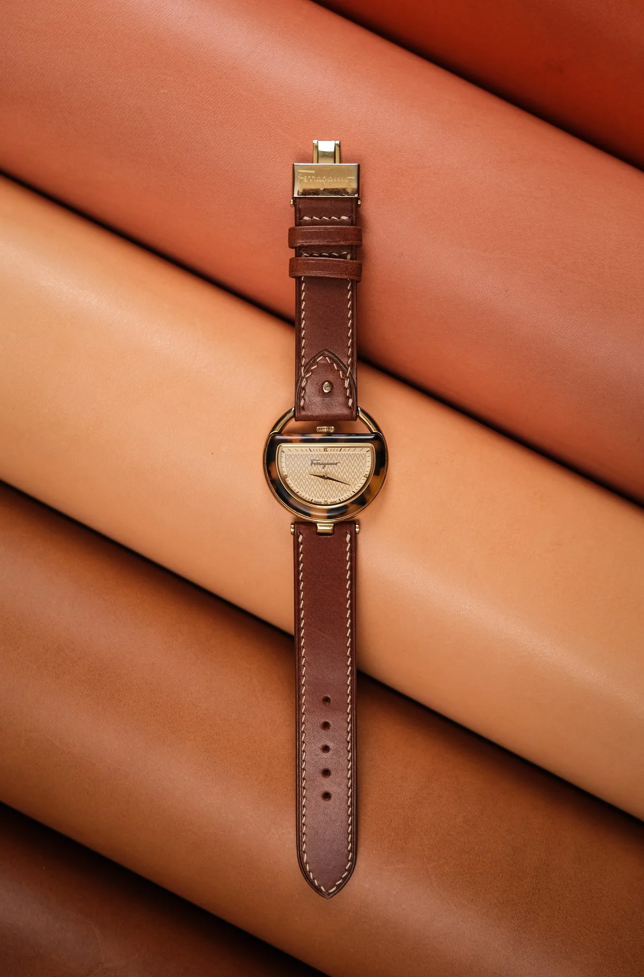 Ảnh Studio Dây da đồng hồ cho Ferragamo màu nâu - Koi Leather