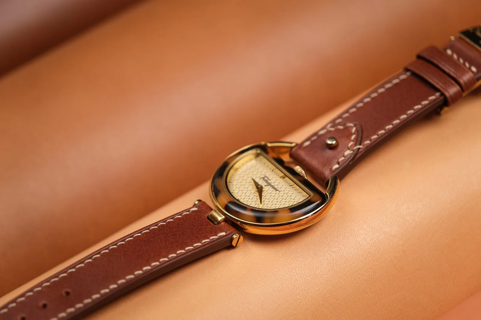 Ảnh Studio Dây da đồng hồ cho Ferragamo màu nâu - Koi Leather