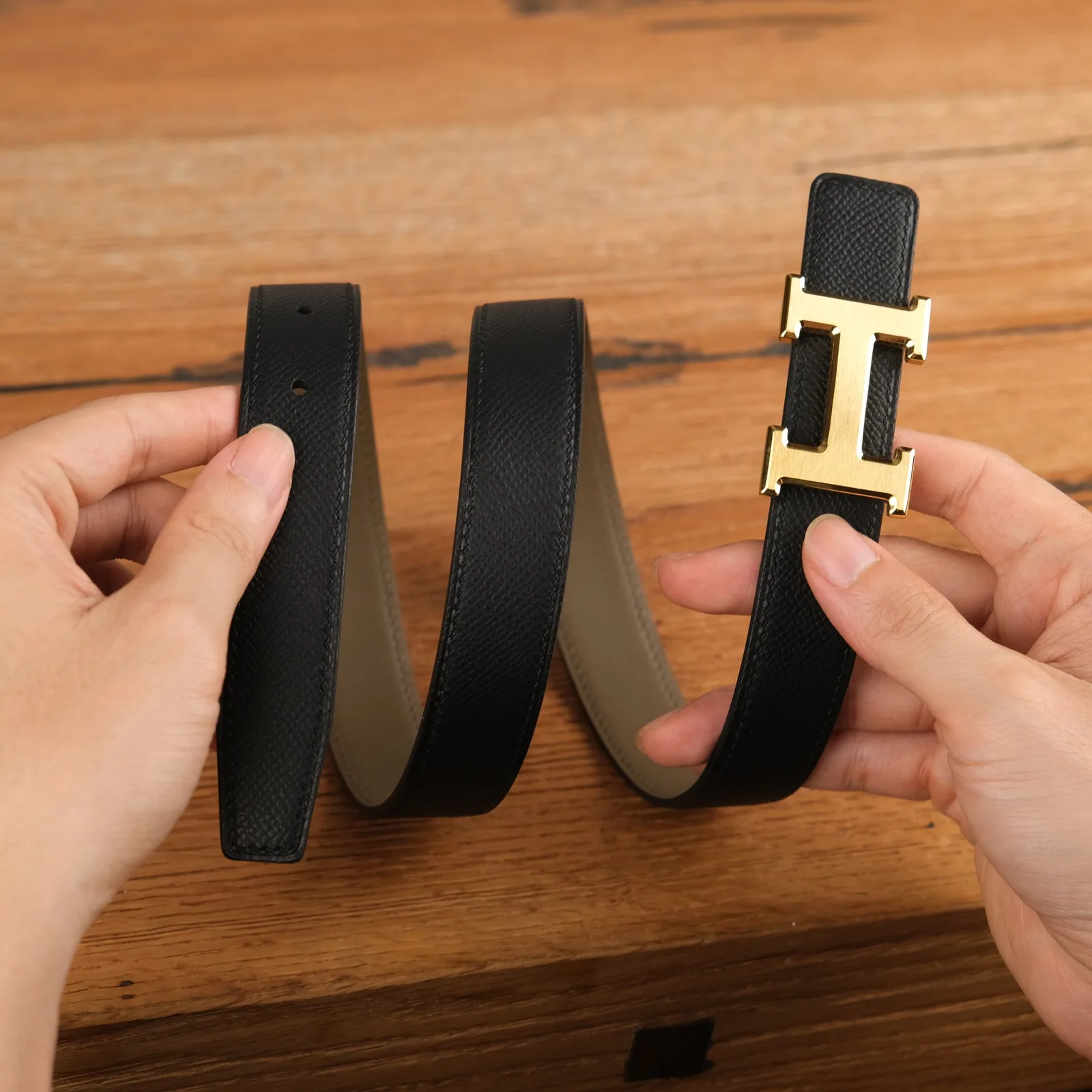 Ảnh Studio Dây thắt lưng da Epsom màu đen may thủ công - Koi Leather