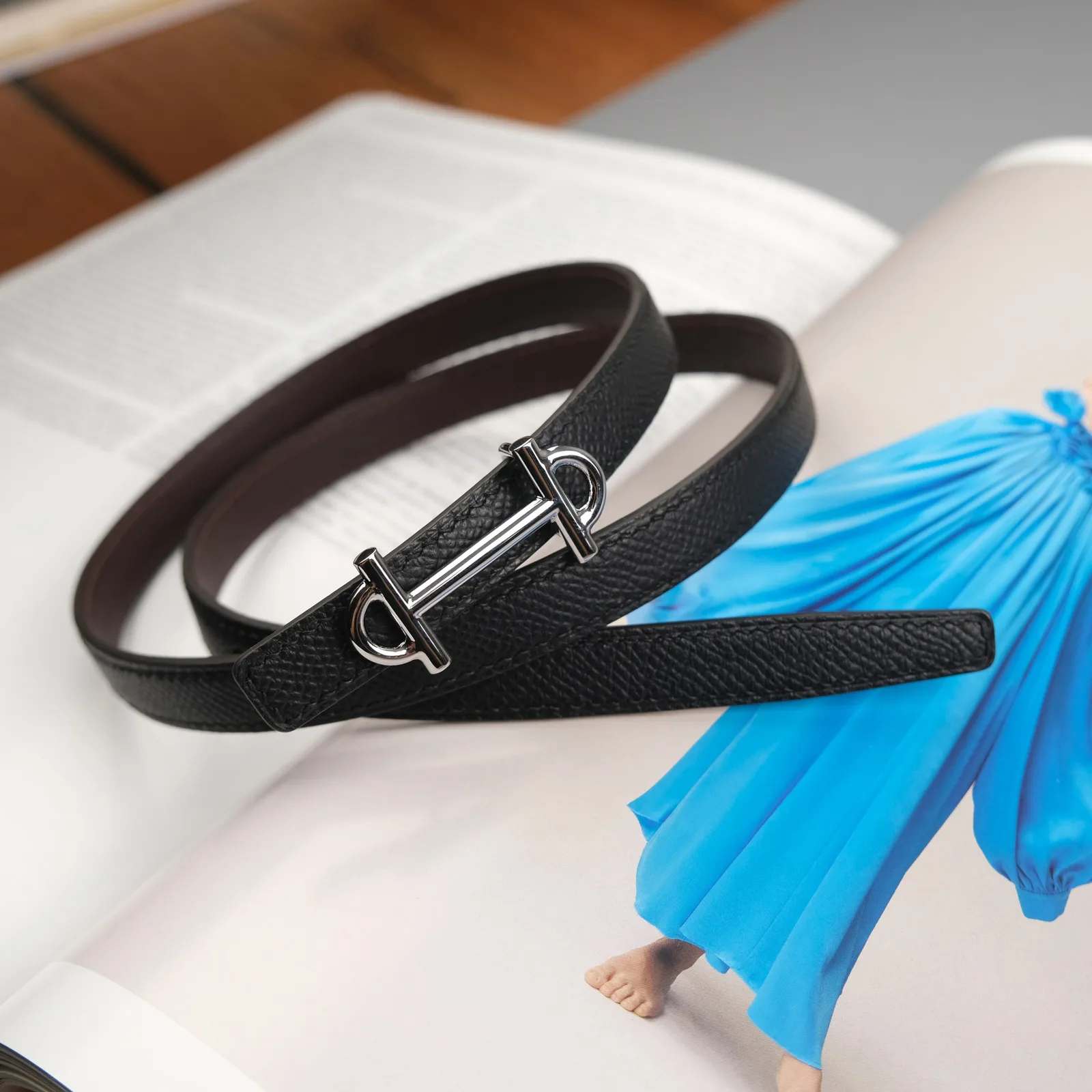 Ảnh Lifestyle Dây thắt lưng da Epsom màu đen may thủ công - Koi Leather