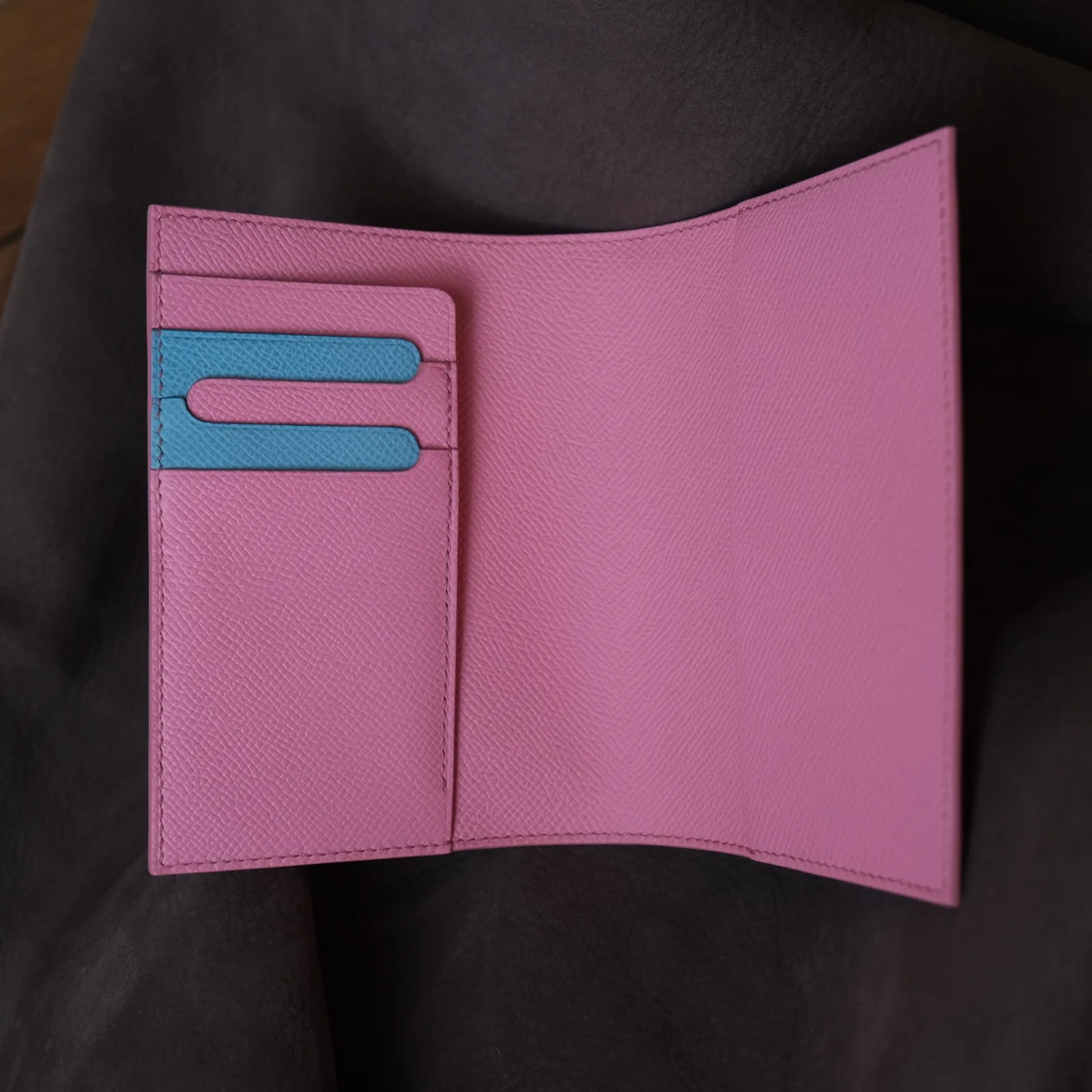 Ảnh Studio Bao da hộ chiếu Epsom hồng phối xanh dương - Koi Leather