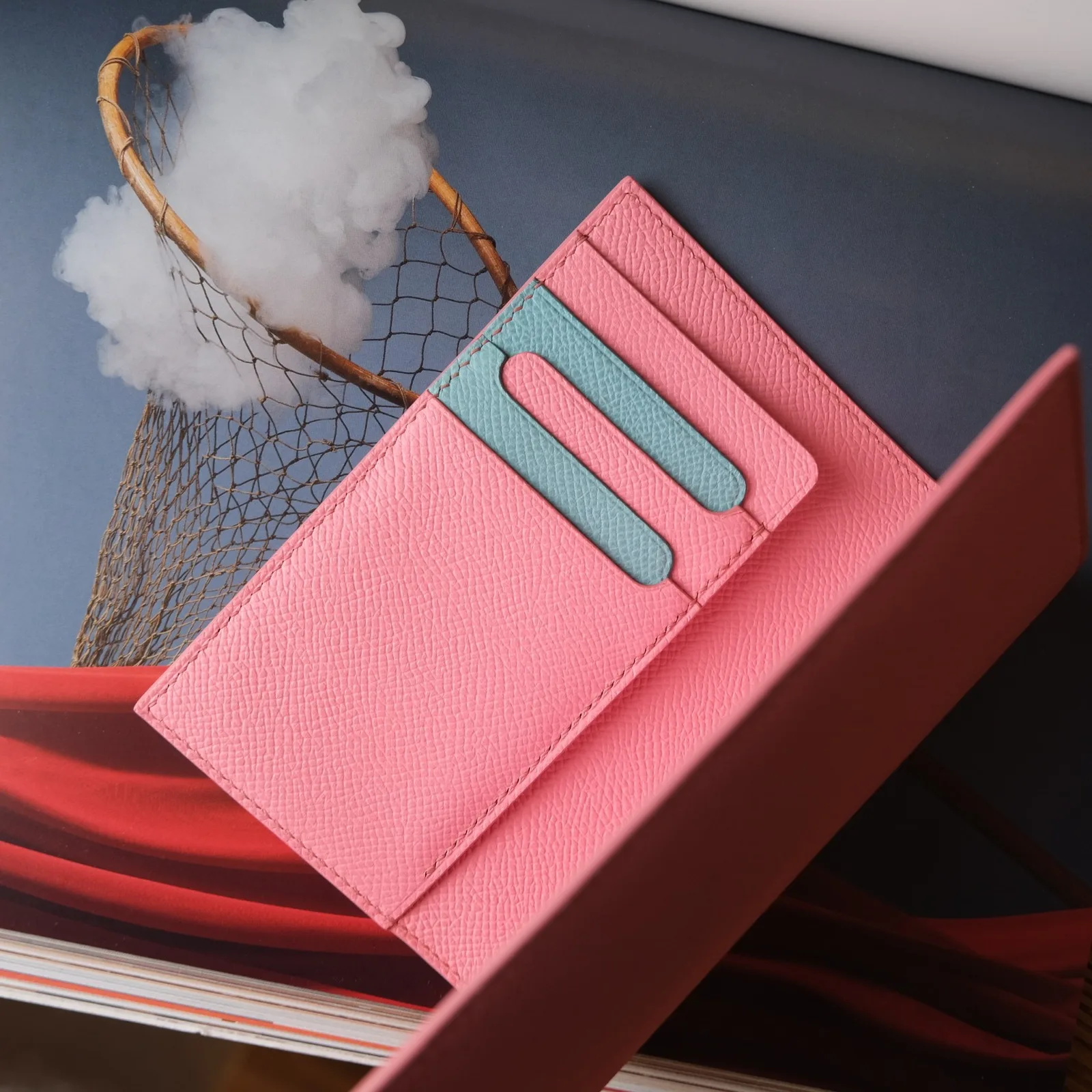 Ảnh Lifestyle Bao da hộ chiếu Epsom hồng phối xanh dương - Koi Leather