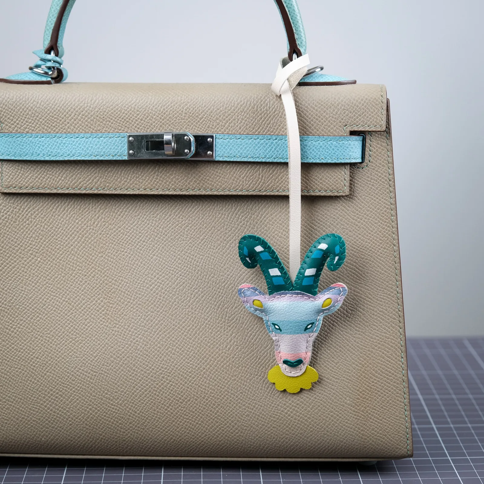 Ảnh Lifestyle Charm da đeo túi hình đầu dê phối màu thủ công - Koi Leather