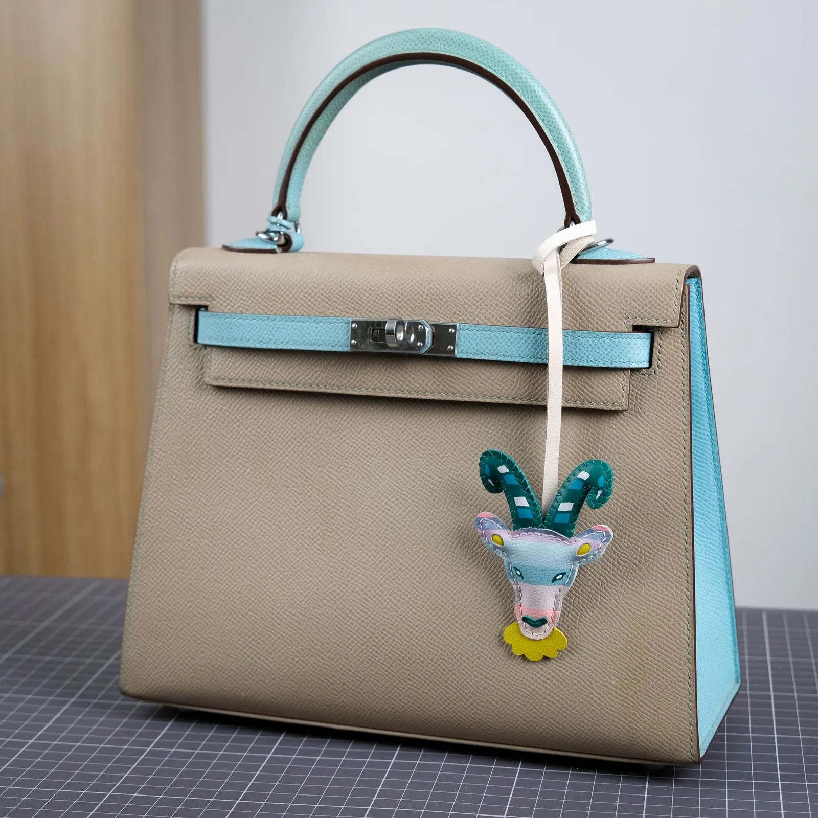 Ảnh Lifestyle Charm da đeo túi hình đầu dê phối màu thủ công - Koi Leather
