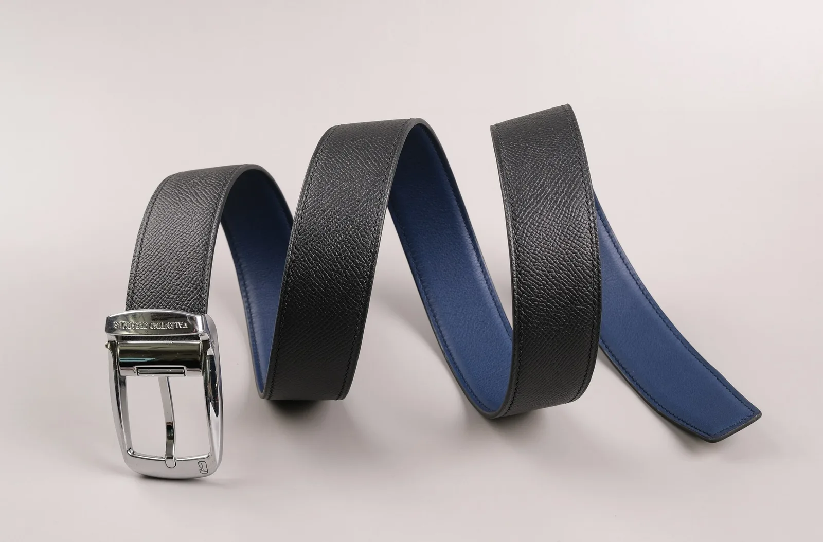 Ảnh Studio Dây thắt lưng da Epsom đen lót da xanh navy - Koi Leather