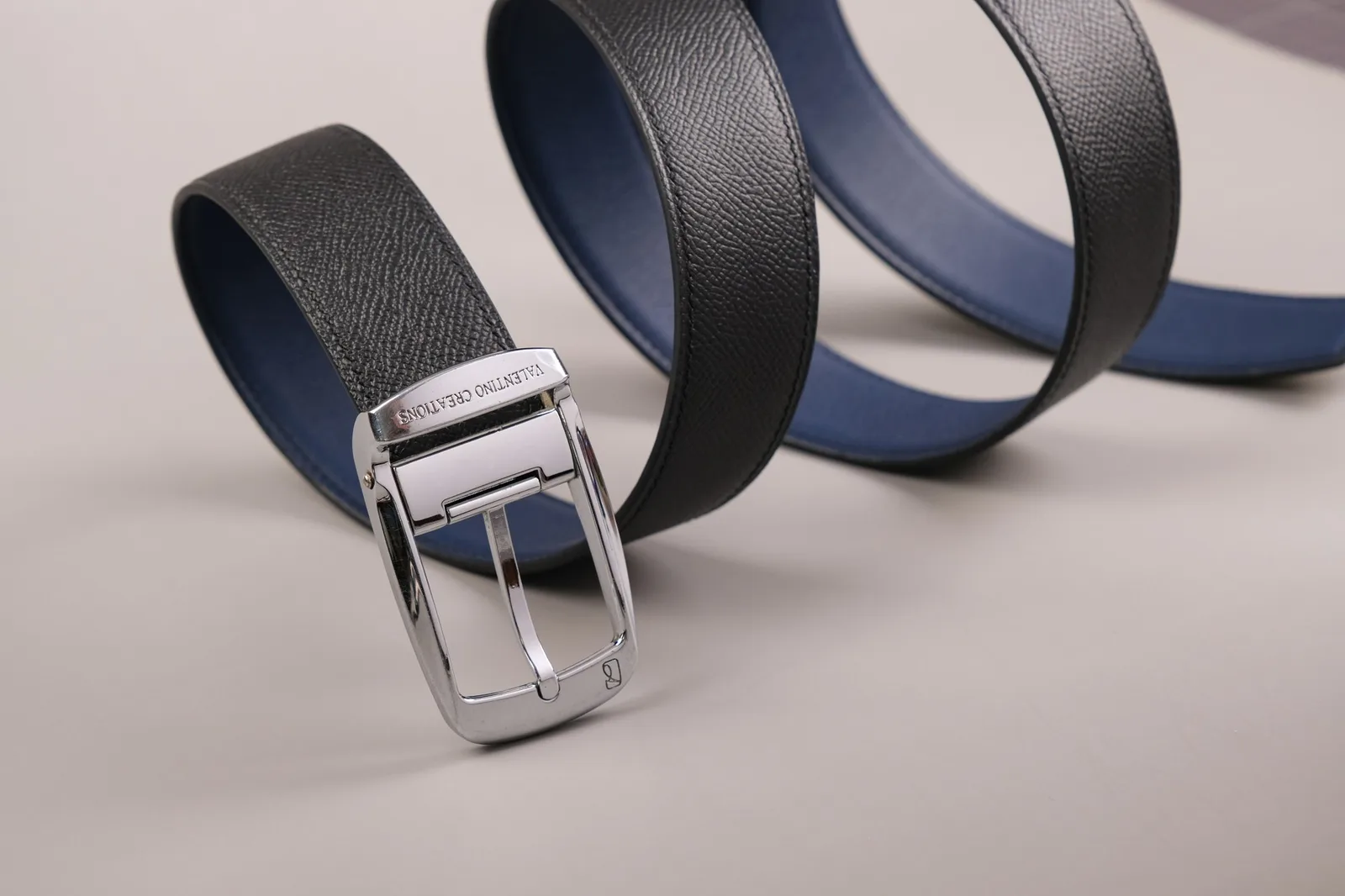 Ảnh Studio Dây thắt lưng da Epsom đen lót da xanh navy - Koi Leather