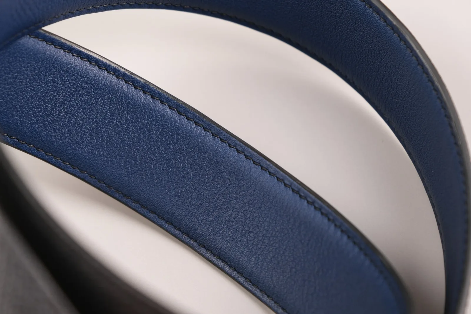 Ảnh Studio Dây thắt lưng da Epsom đen lót da xanh navy - Koi Leather